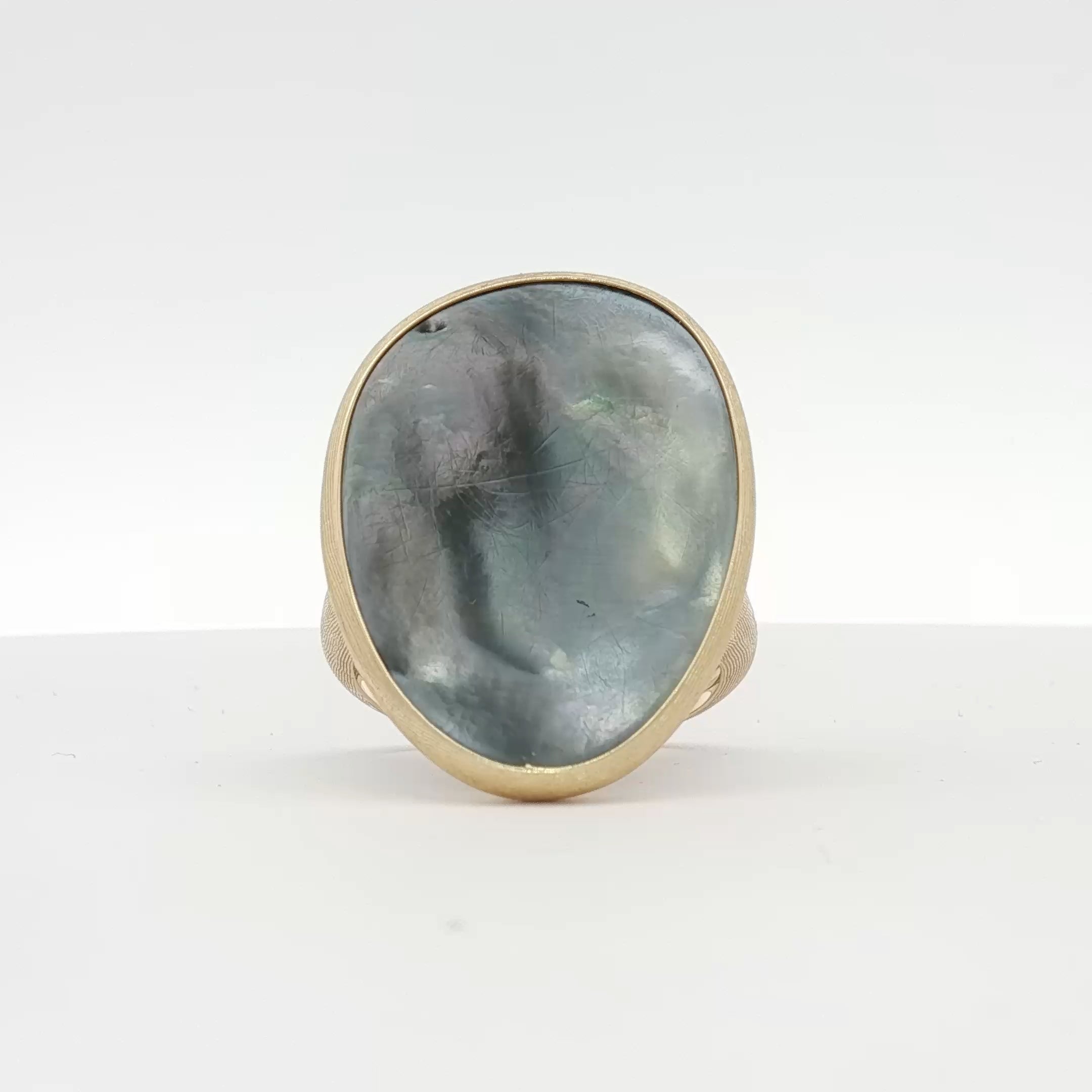 18K yellow gold Marco Bicego Lunaria ring featuring black mother of pearl and intricate gold detailing, jewelry accessory.