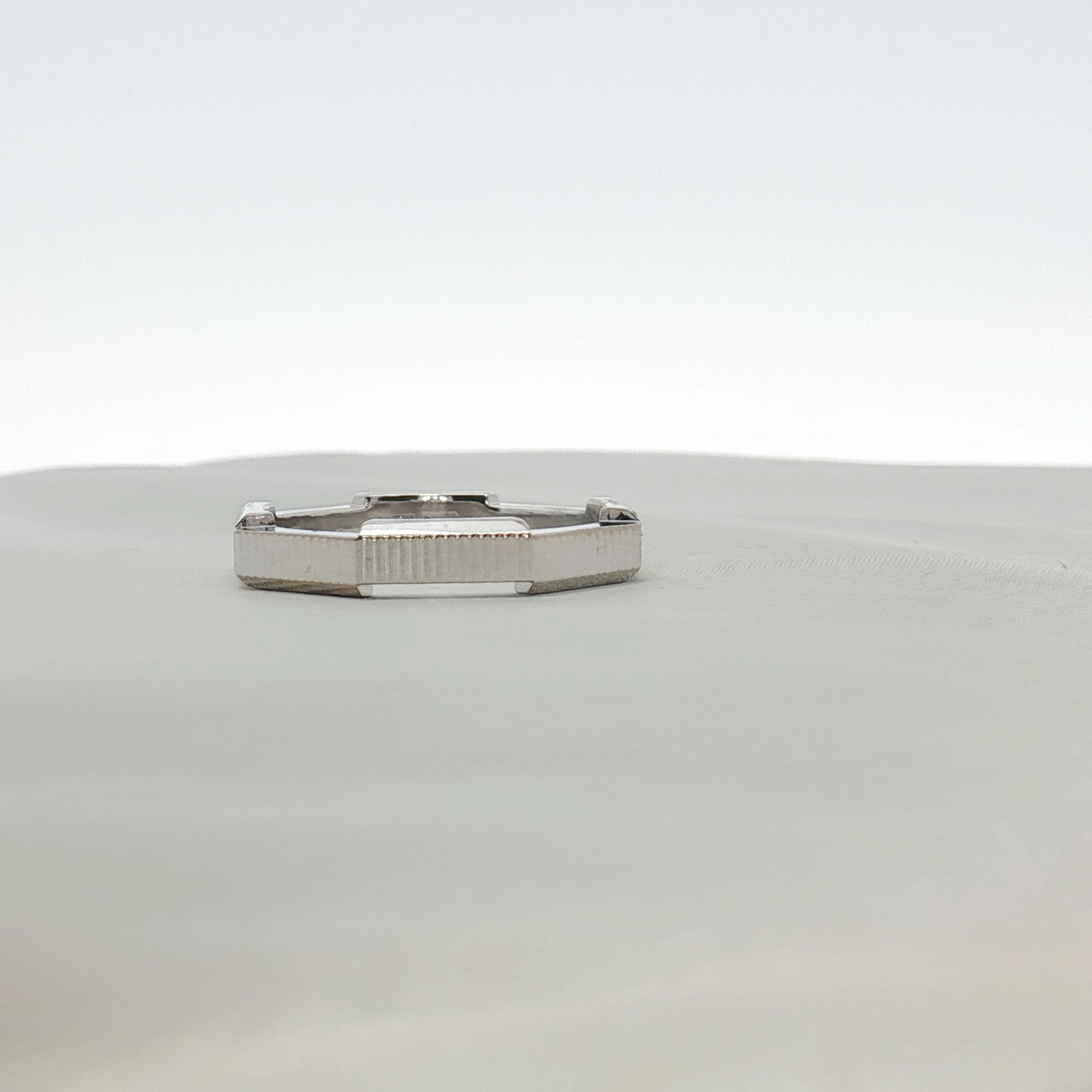 Gold & Beyond Gucci Link Band Ring, a stylish jewelry piece featuring a sleek link design in gold.