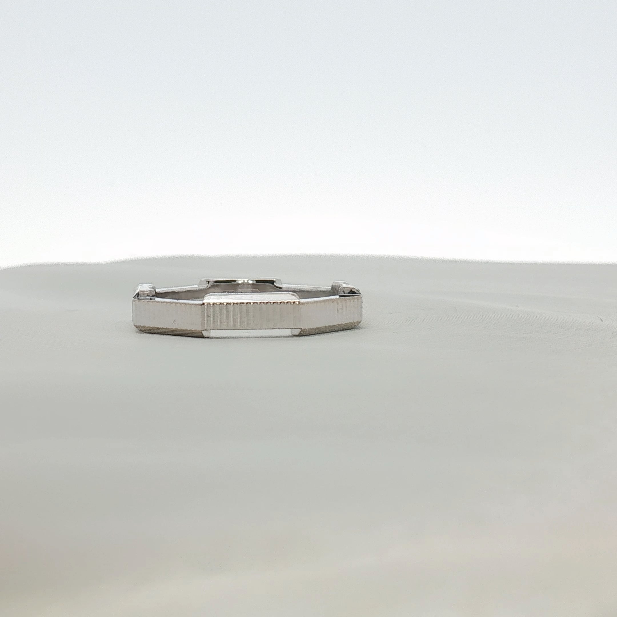 Gold & Beyond Gucci Link Band Ring, a stylish jewelry piece featuring a sleek link design in gold.