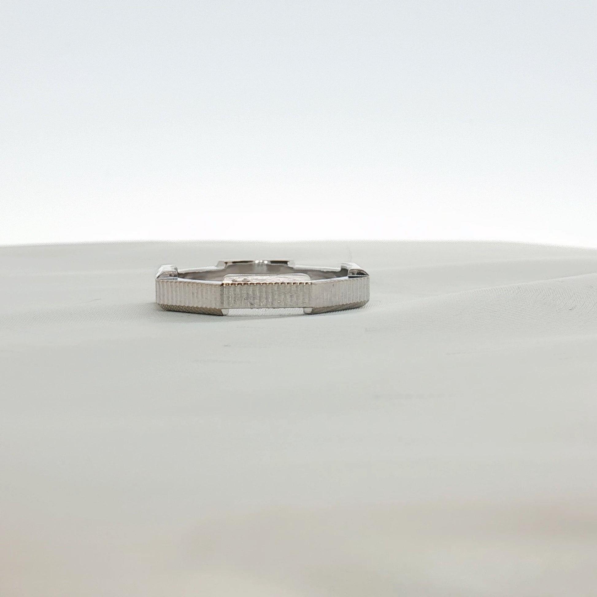 Gold & Beyond Gucci Link Band Ring, elegant jewelry piece featuring a sleek linked design in gold.