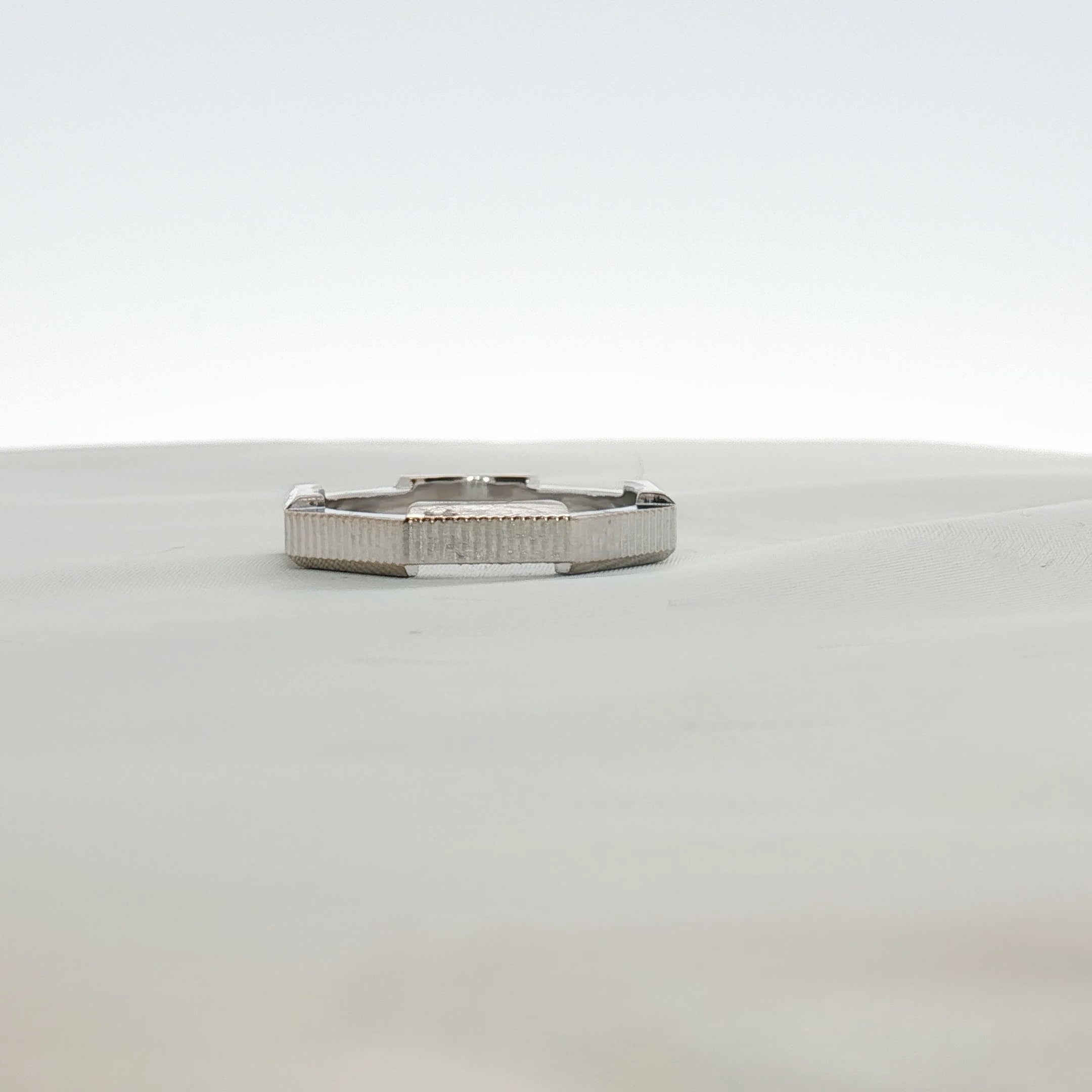 Gold & Beyond Gucci Link Band Ring, elegant jewelry piece featuring a sleek linked design in gold.
