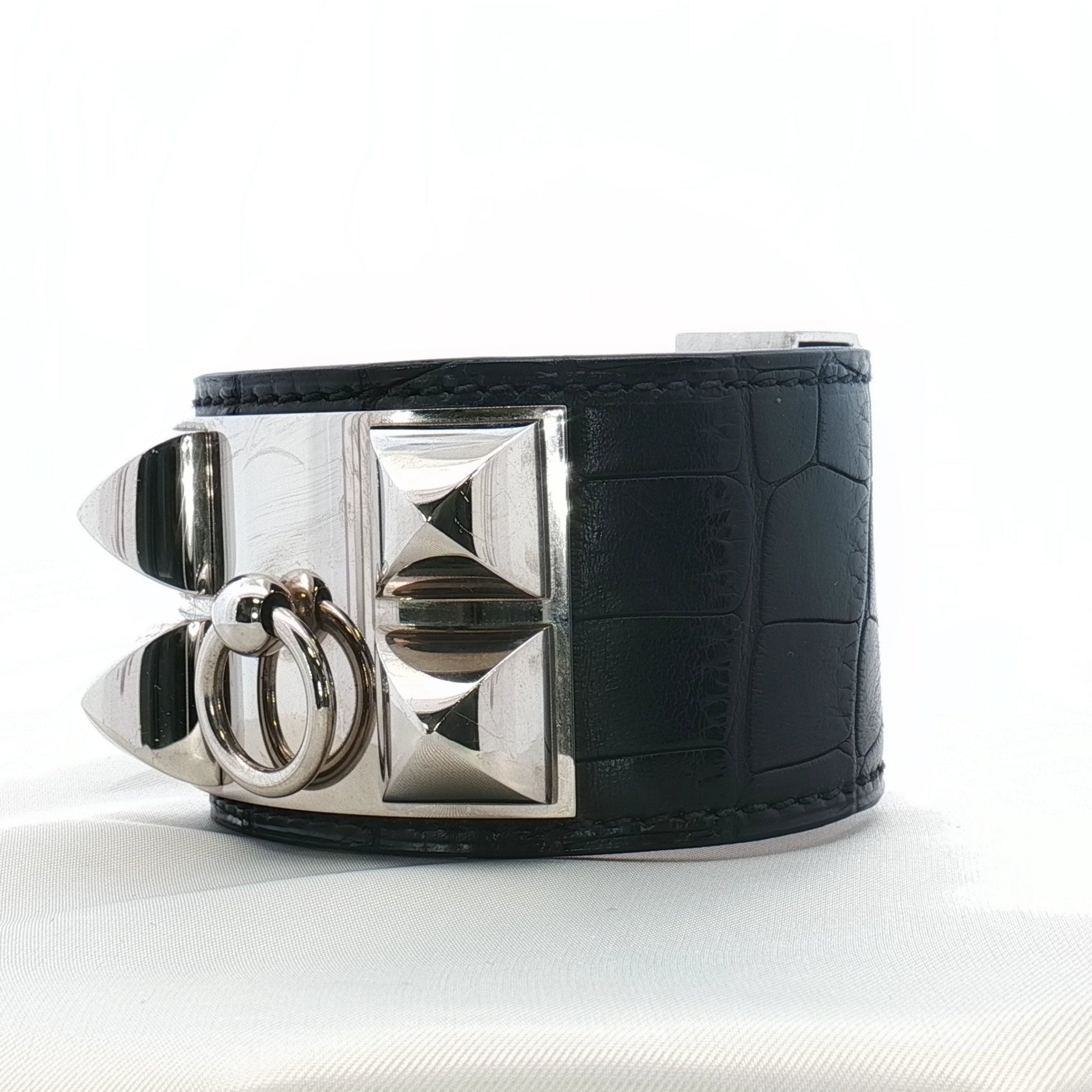 Hermès Collier de Chien black crocodile leather bracelet with gold-tone hardware, stylish jewelry accessory.