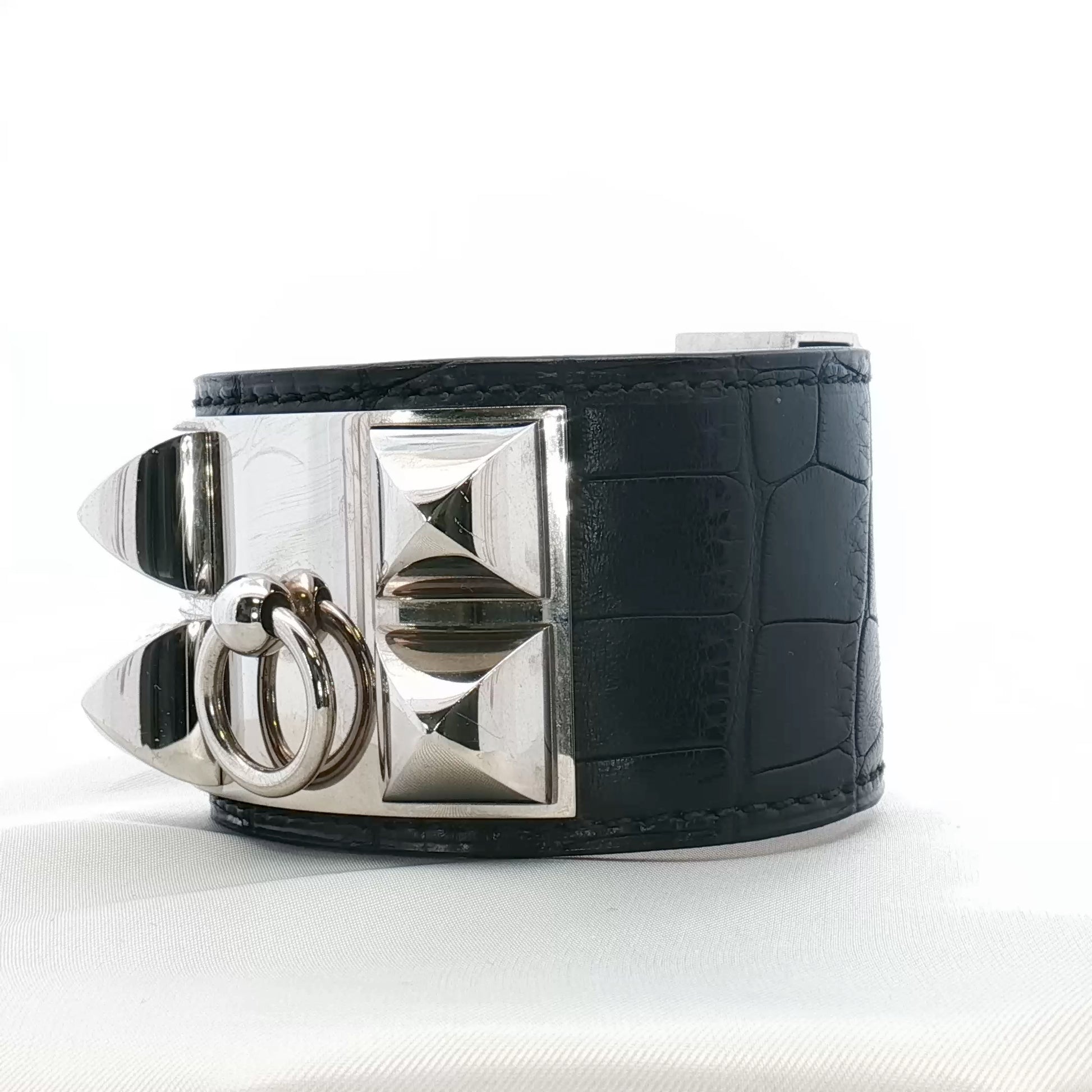 Hermès Collier de Chien black crocodile leather bracelet with gold accents, jewelry accessory featuring bold design and textured material.