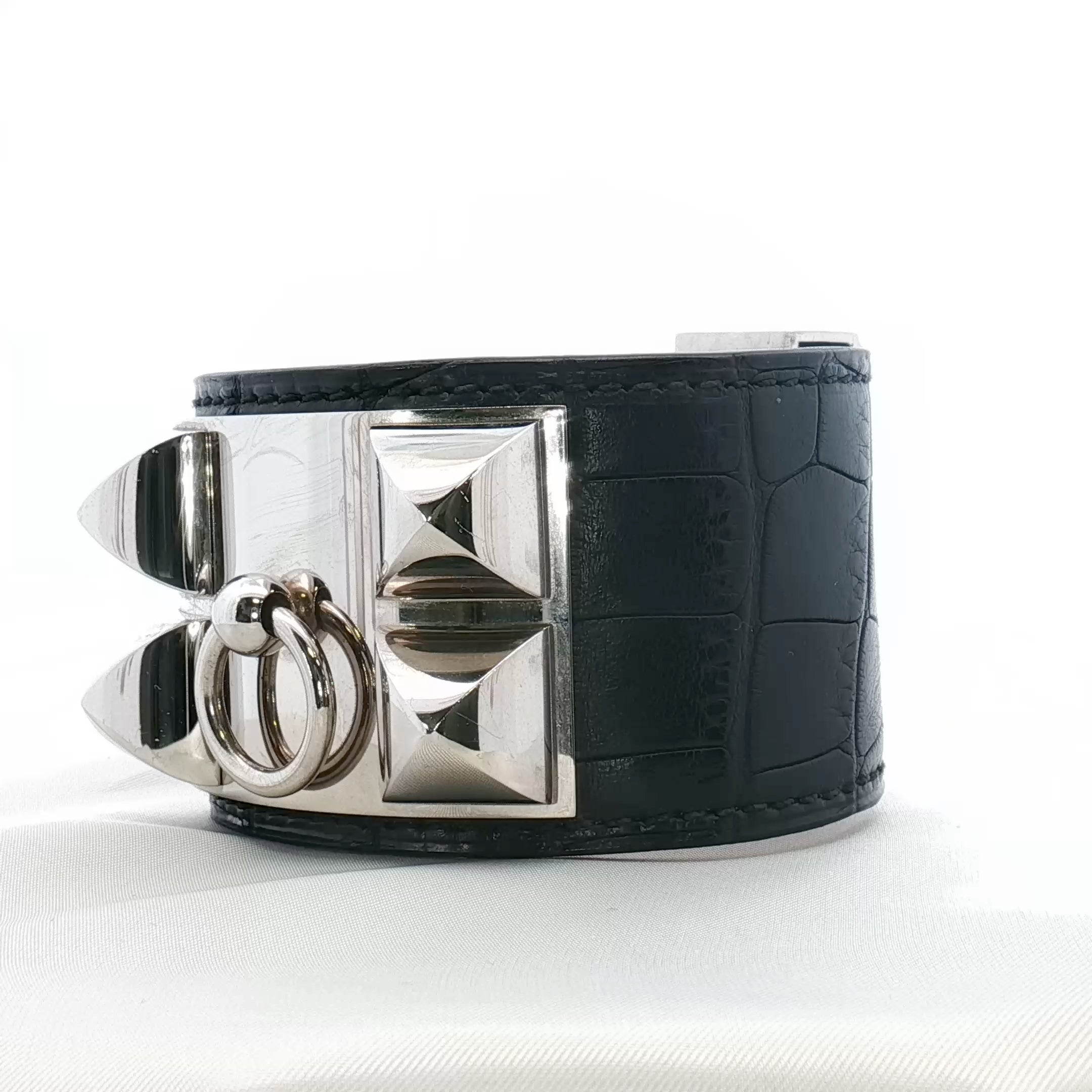 Hermès Collier de Chien black crocodile leather bracelet with gold accents, jewelry accessory featuring bold design and textured material.