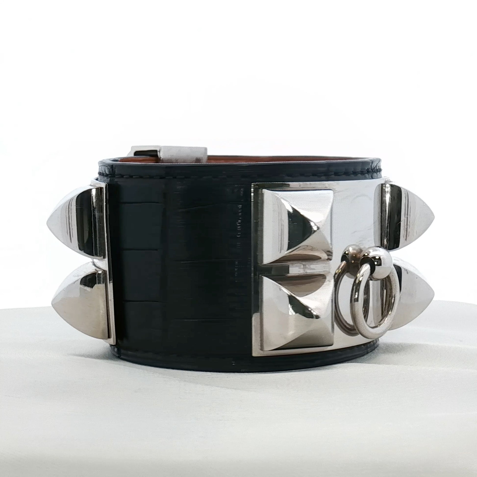 Hermès Collier de Chien black crocodile leather bracelet with gold hardware, showcasing a luxury jewelry accessory.