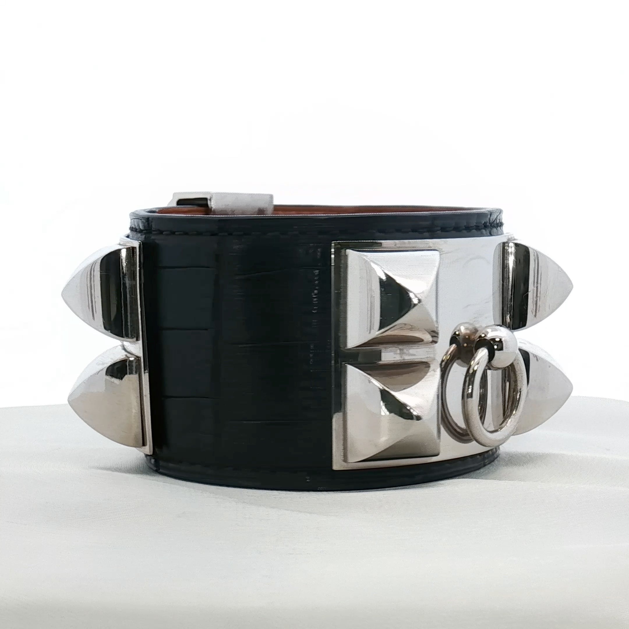 Hermès Collier de Chien black crocodile leather bracelet with gold hardware, showcasing a luxury jewelry accessory.