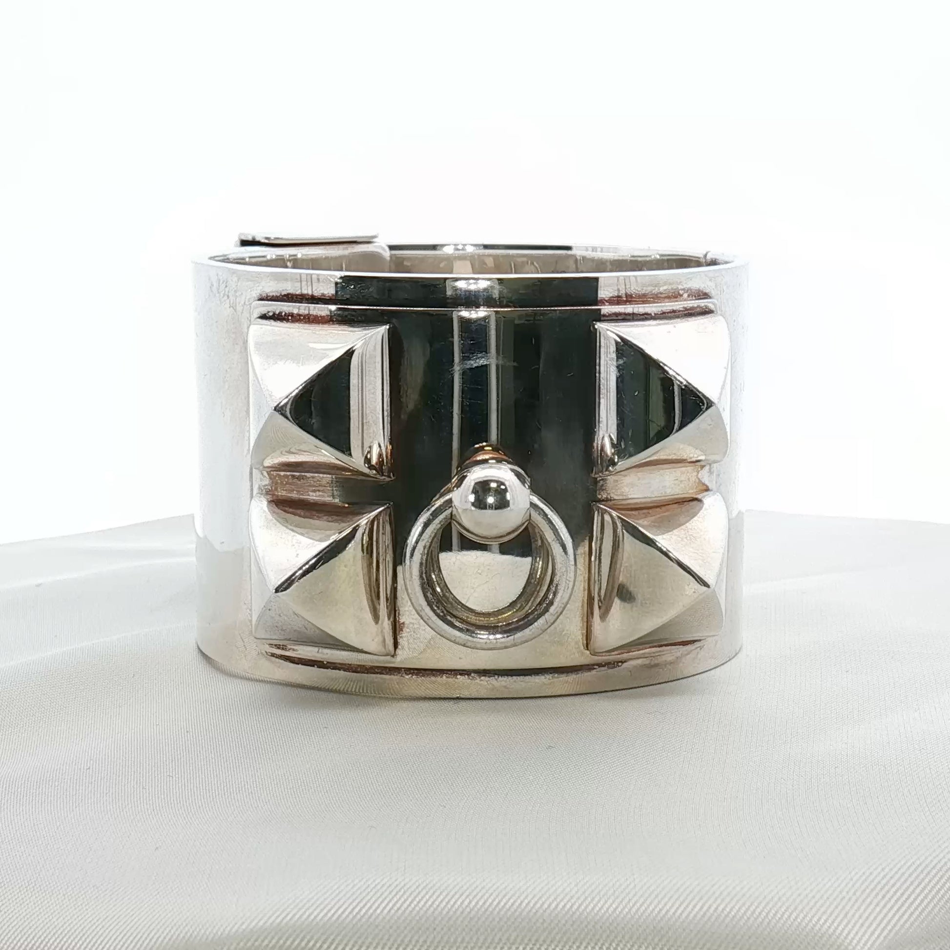 Hermès Collier de Chien STE Cuff Bracelet in gold with detailed design, made by Gold & Beyond, jewelry accessory image.