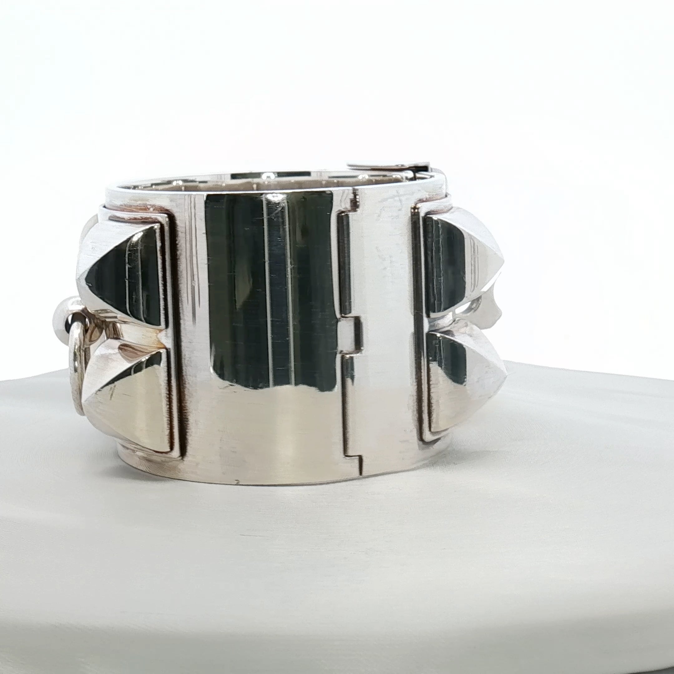 Hermès Collier de Chien STE Cuff bracelet in jewelry, featuring bold gold-toned design with intricate detailing and hardware accents.