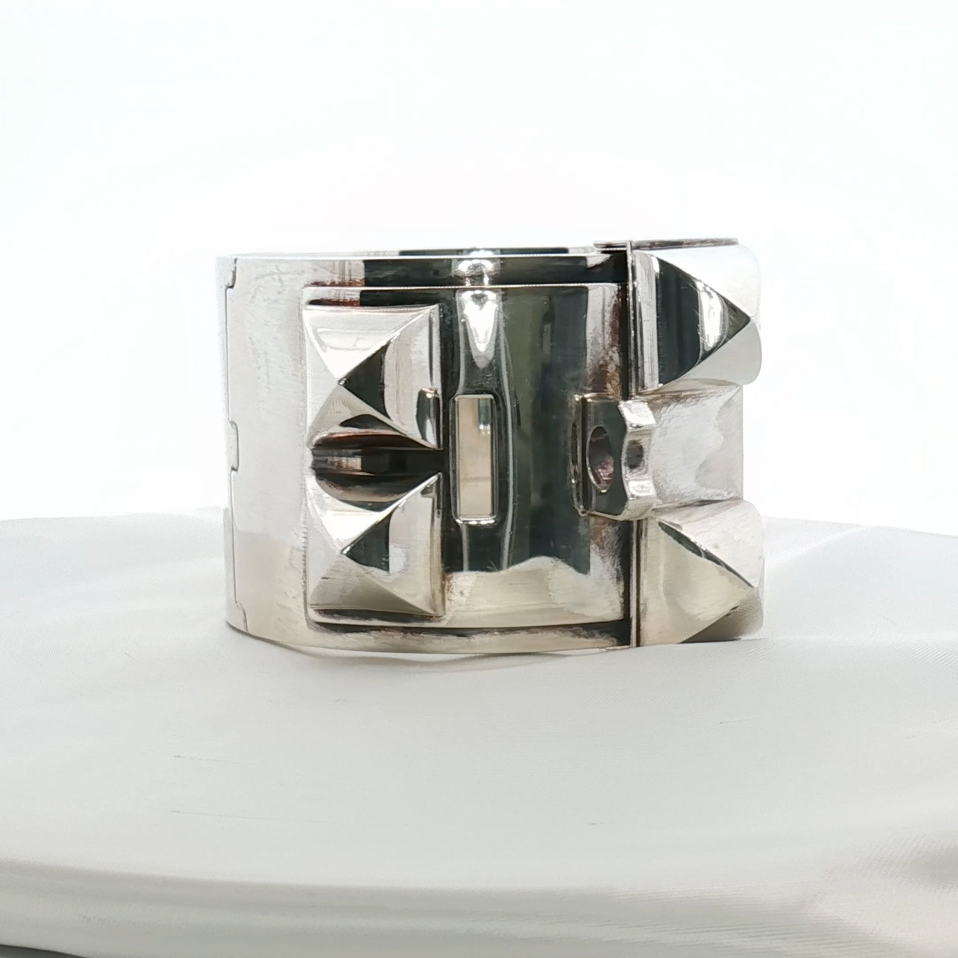 Hermès Collier de Chien STE Cuff bracelet in jewelry, featuring gold-toned metal with bold, structured design and intricate details.