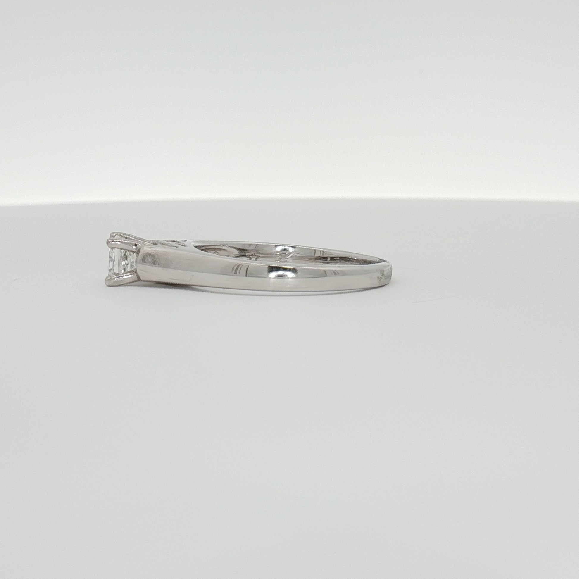 18K white gold diamond solitaire engagement ring featuring a sparkling central diamond and a sleek, elegant band.