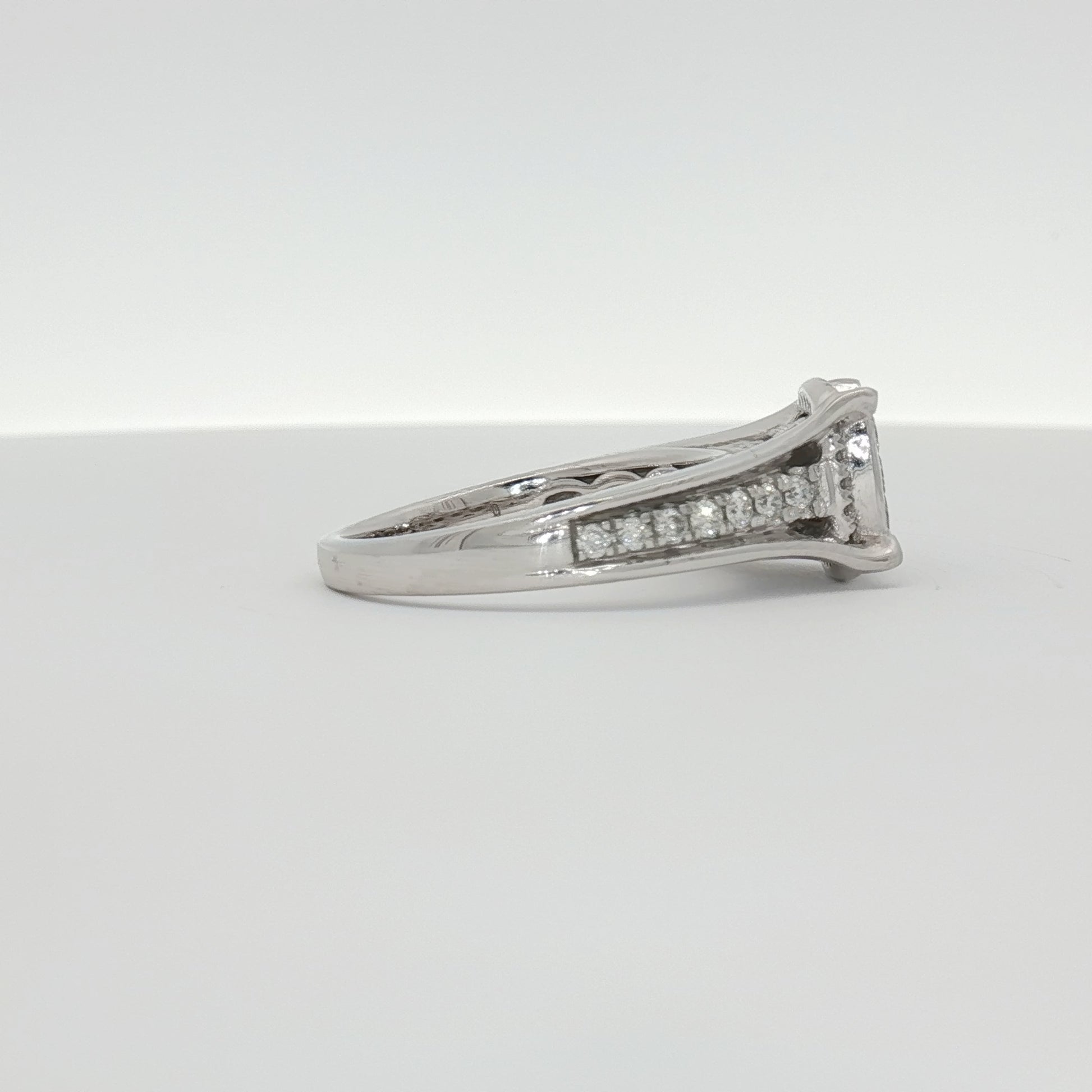14K white gold diamond cluster ring featuring sparkling diamonds in a elegant jewelry design.