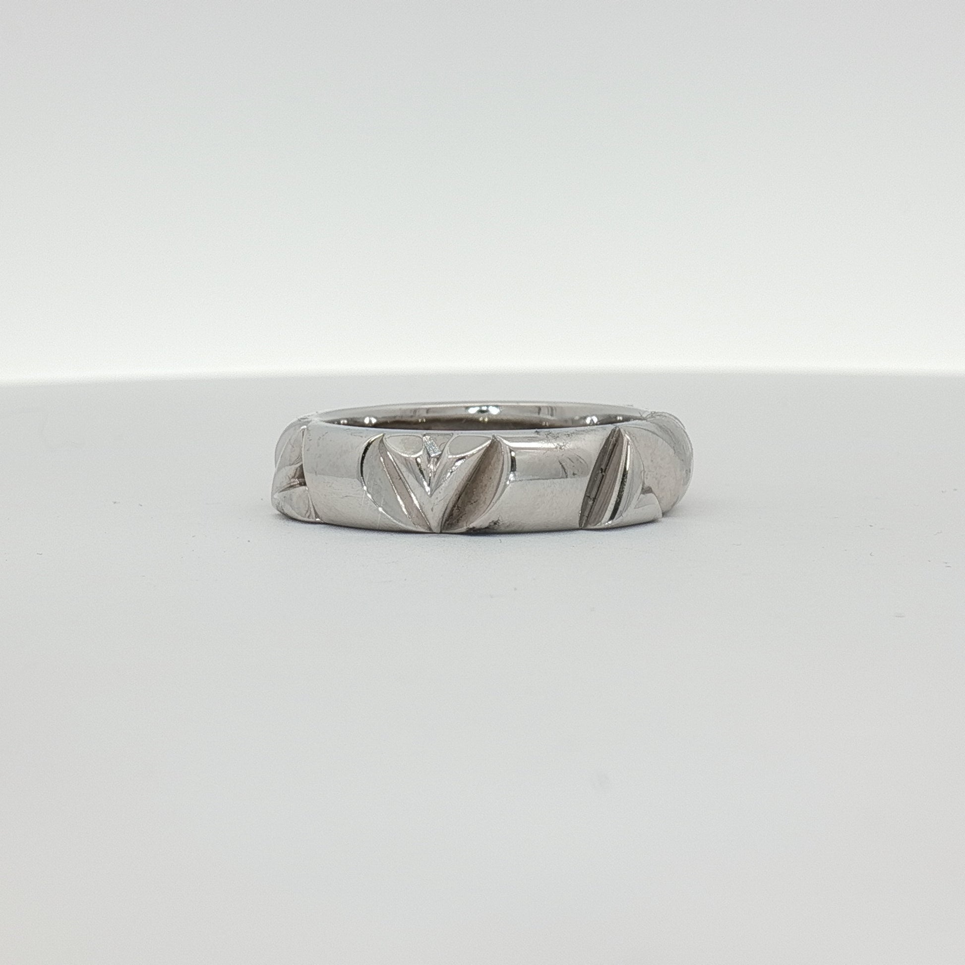 Louis Vuitton white gold Volt ring, elegant jewelry piece with sleek design, displayed on a neutral background.