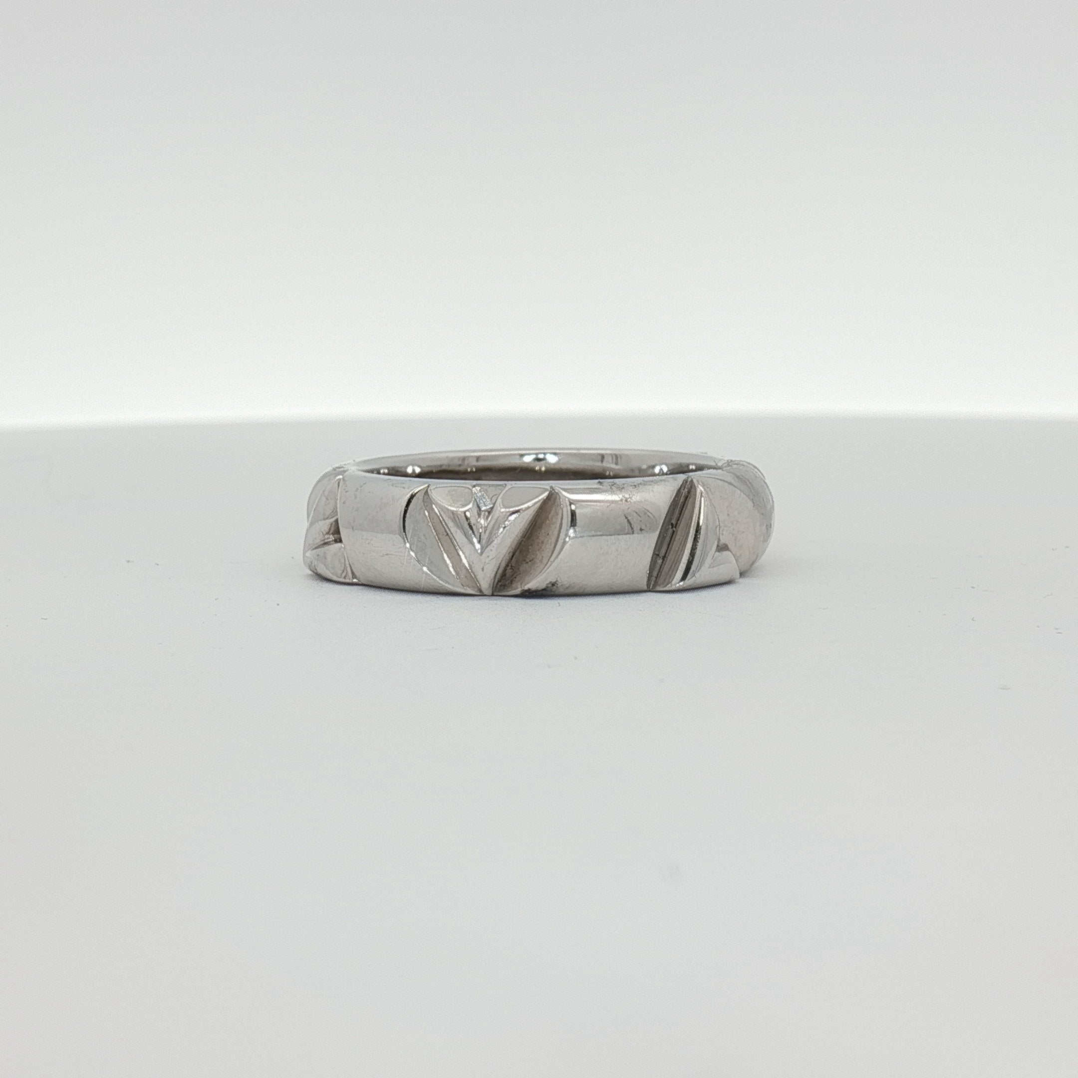 Louis Vuitton white gold Volt ring, elegant jewelry piece with sleek design, displayed on a neutral background.