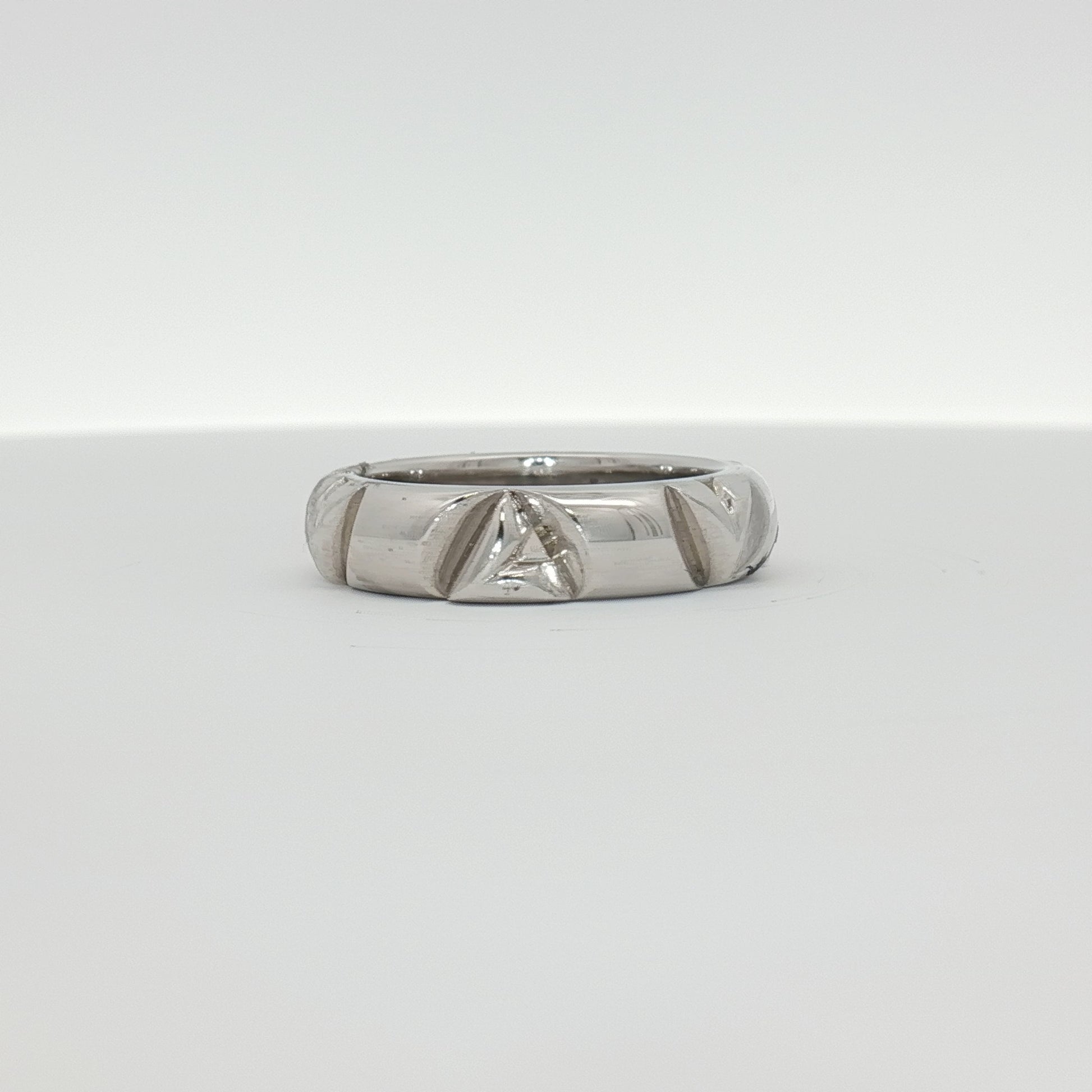 Louis Vuitton white gold Volt ring, elegant jewelry piece with sleek design, showcasing the brand's luxury craftsmanship.