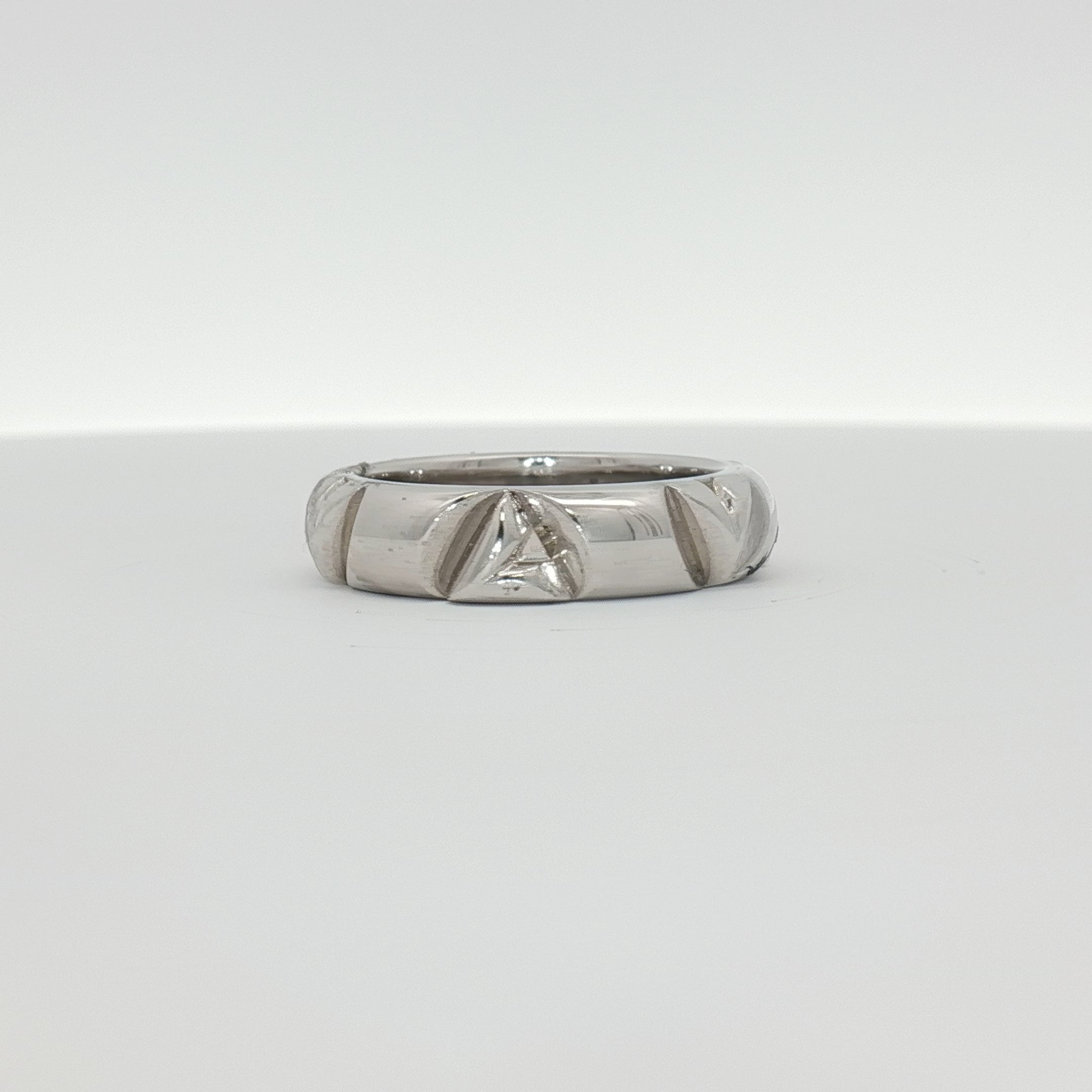 Louis Vuitton white gold Volt ring, elegant jewelry piece with sleek design, showcasing the brand's luxury craftsmanship.