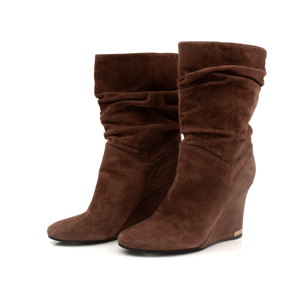 Gold & Beyond Louis Vuitton suede shoes with stylish ankle boots design, featuring sleek craftsmanship and luxurious suede material.