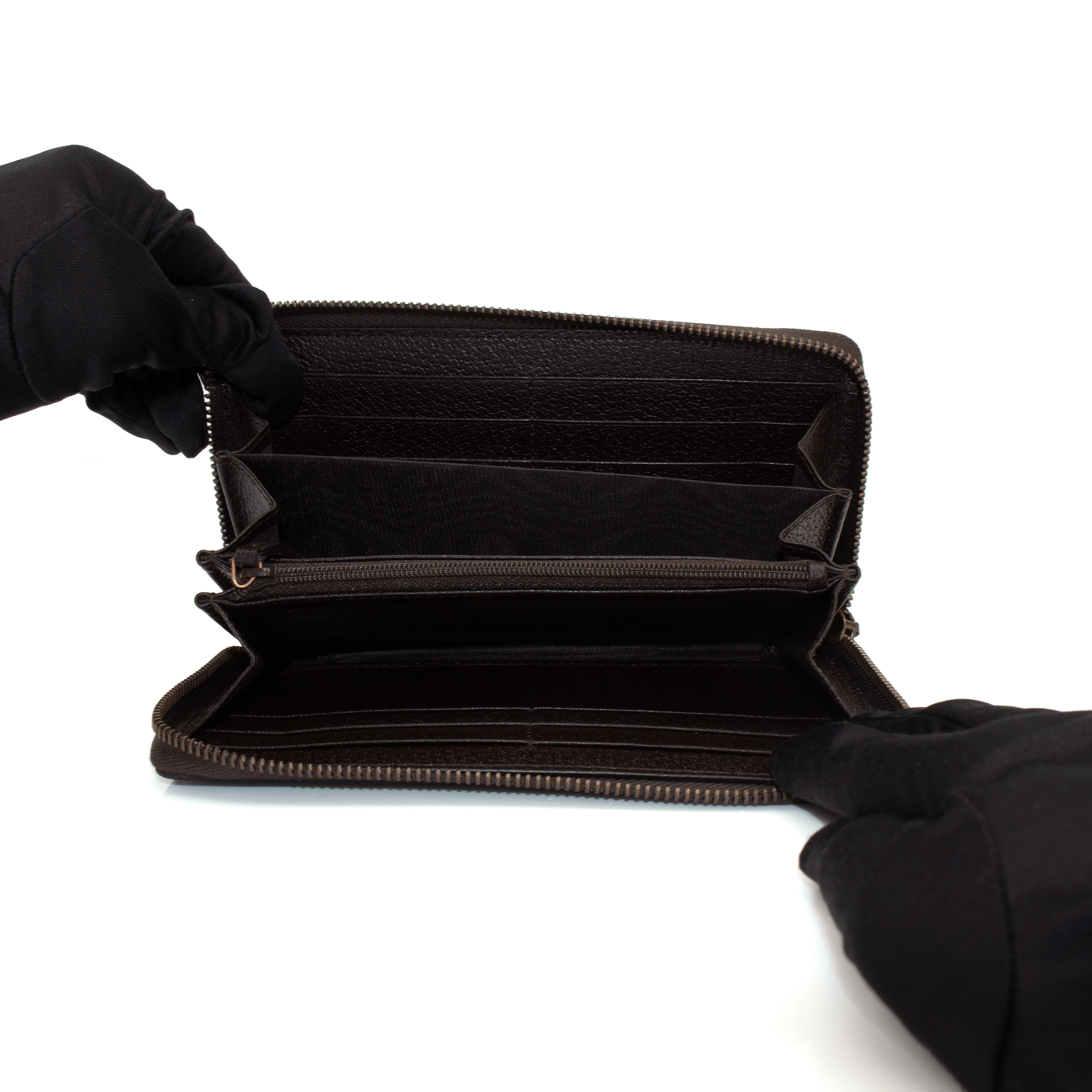 Gucci GG Marmont wallet in black leather with iconic logo and quilted design, showcasing a stylish and elegant accessory.