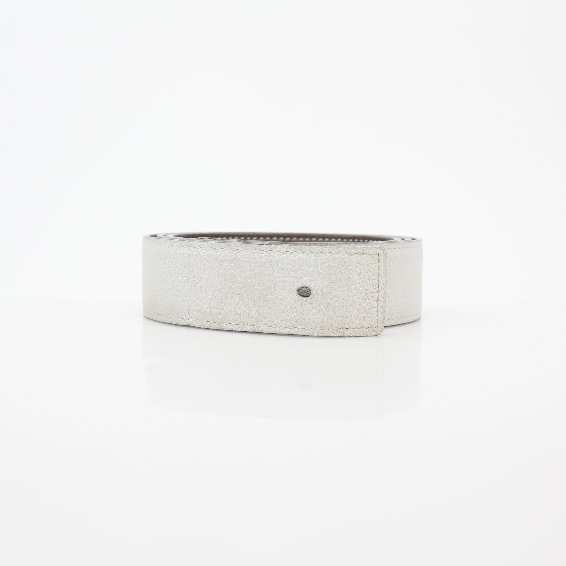 Hermès white and Etoupe reversible leather belt strap for accessories, showing the smooth leather surface and reversible design.