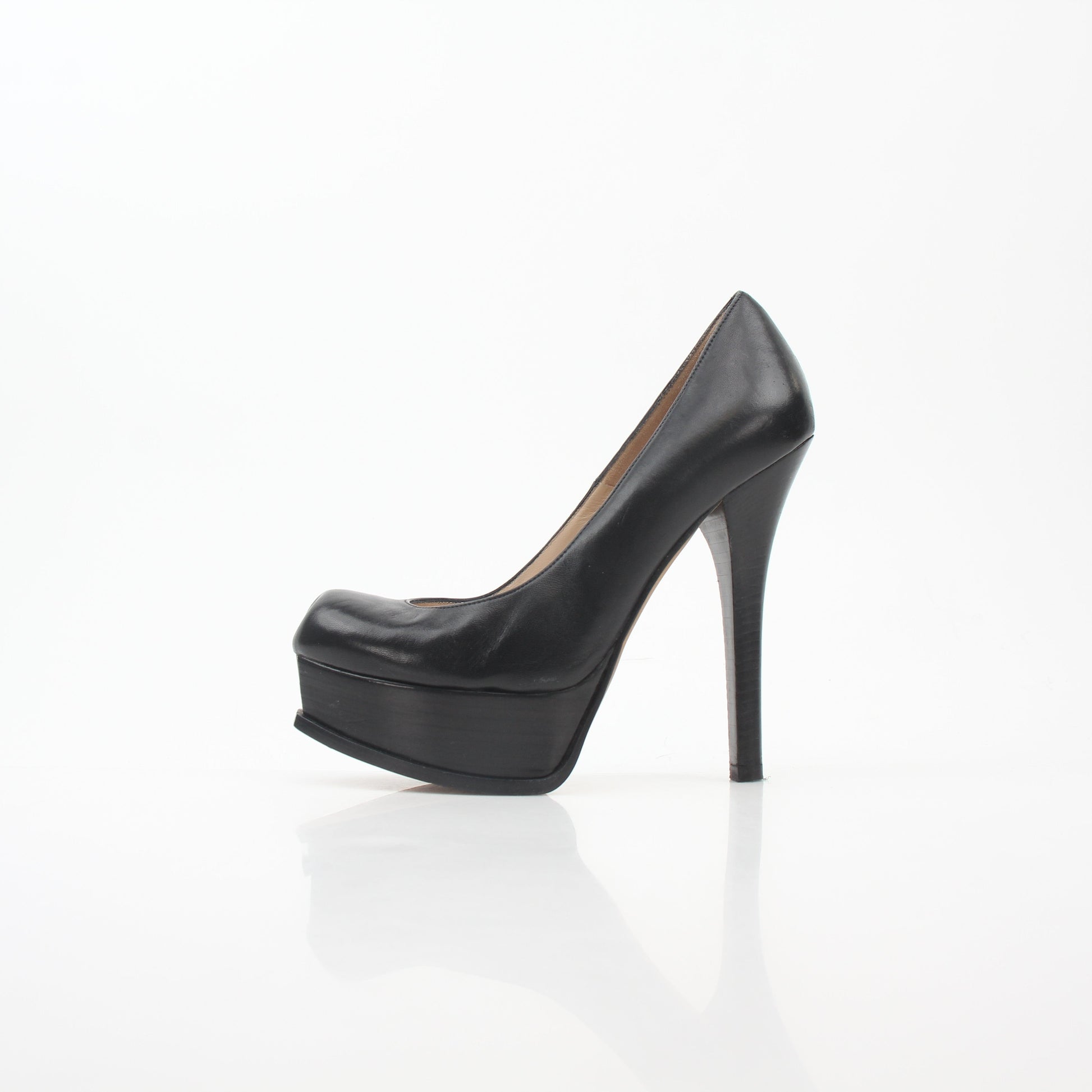 Black Fendi Fendista Nappa leather platform heels with chunky heels and sleek design, shown on a white background.