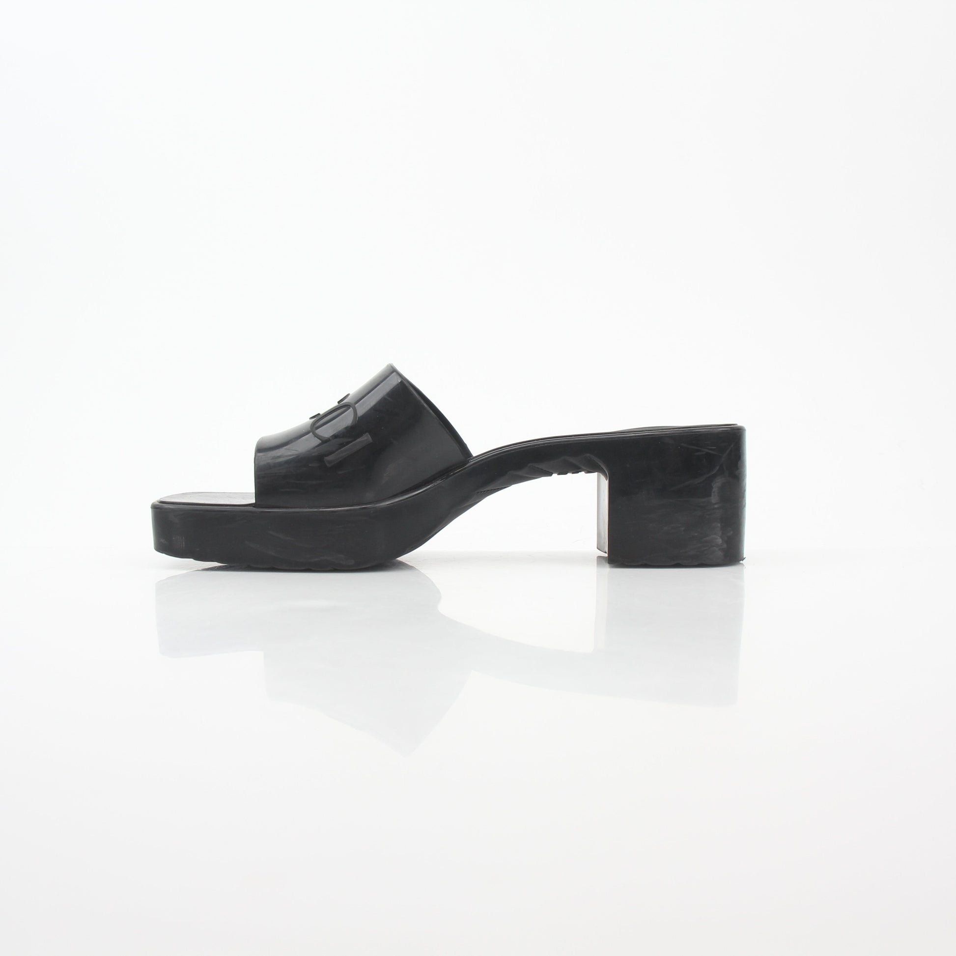 Gucci black rubber platform slide sandals with logo strap, casual footwear for comfortable, stylish summer wear.