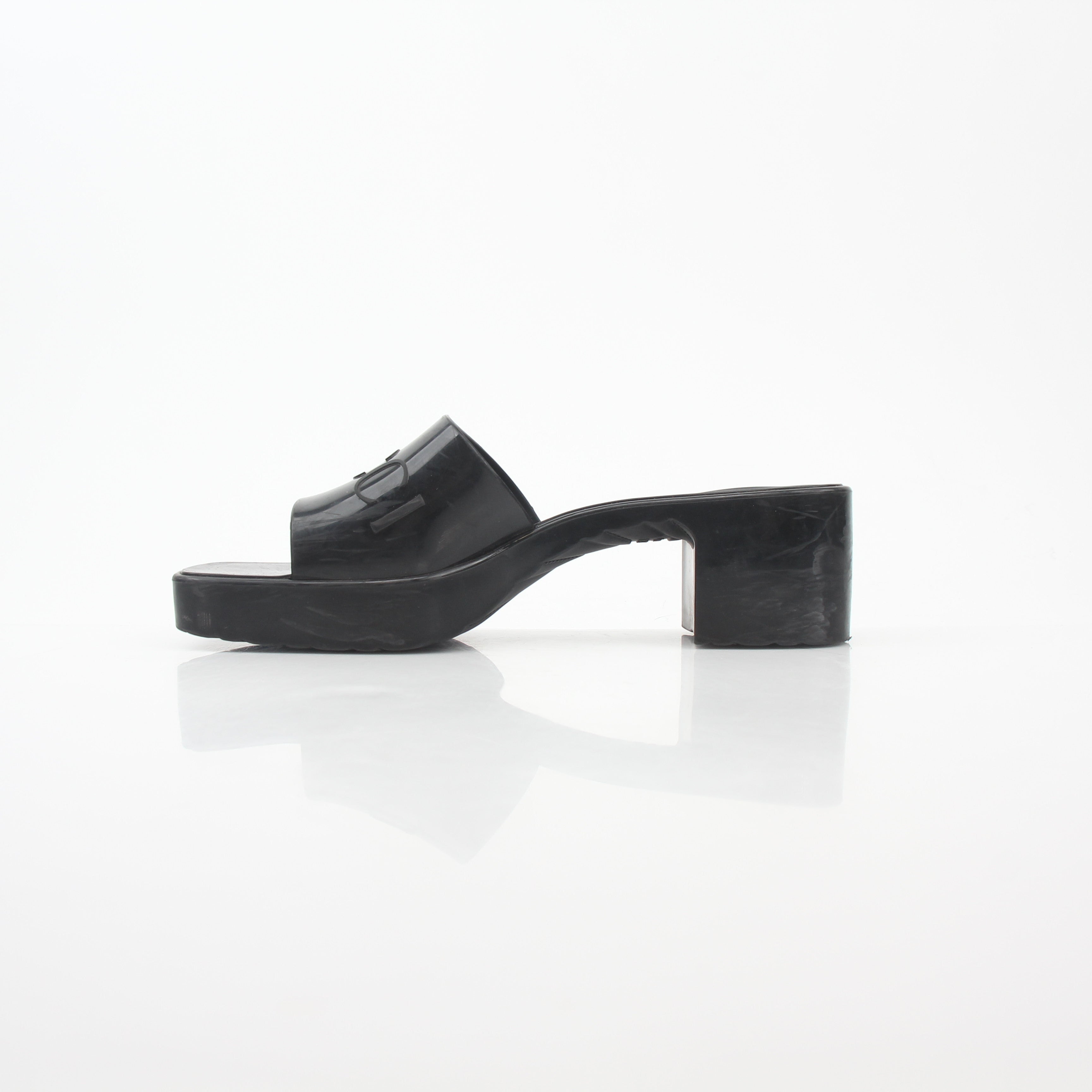 Gucci black rubber platform slide sandals with logo strap, casual footwear for comfortable, stylish summer wear.