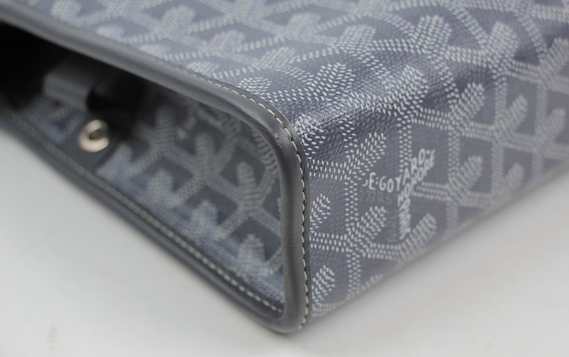 Gold & Beyond Goyard Jouvence PM toiletry pouch for travel bags, featuring classic Goyard pattern and compact design.