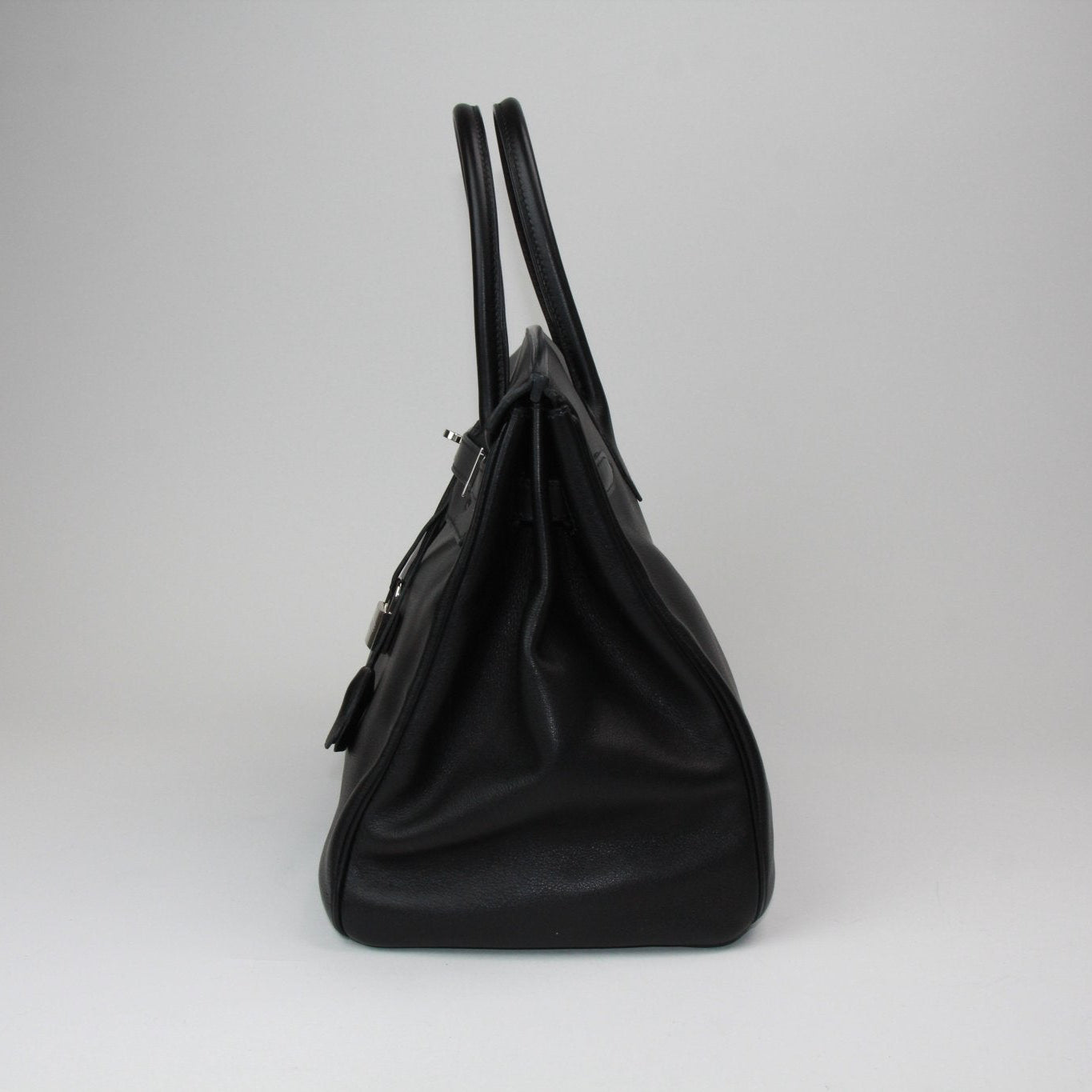 Gold & Beyond Hermès Birkin 35 handbag in classic design with leather texture and gold hardware details.