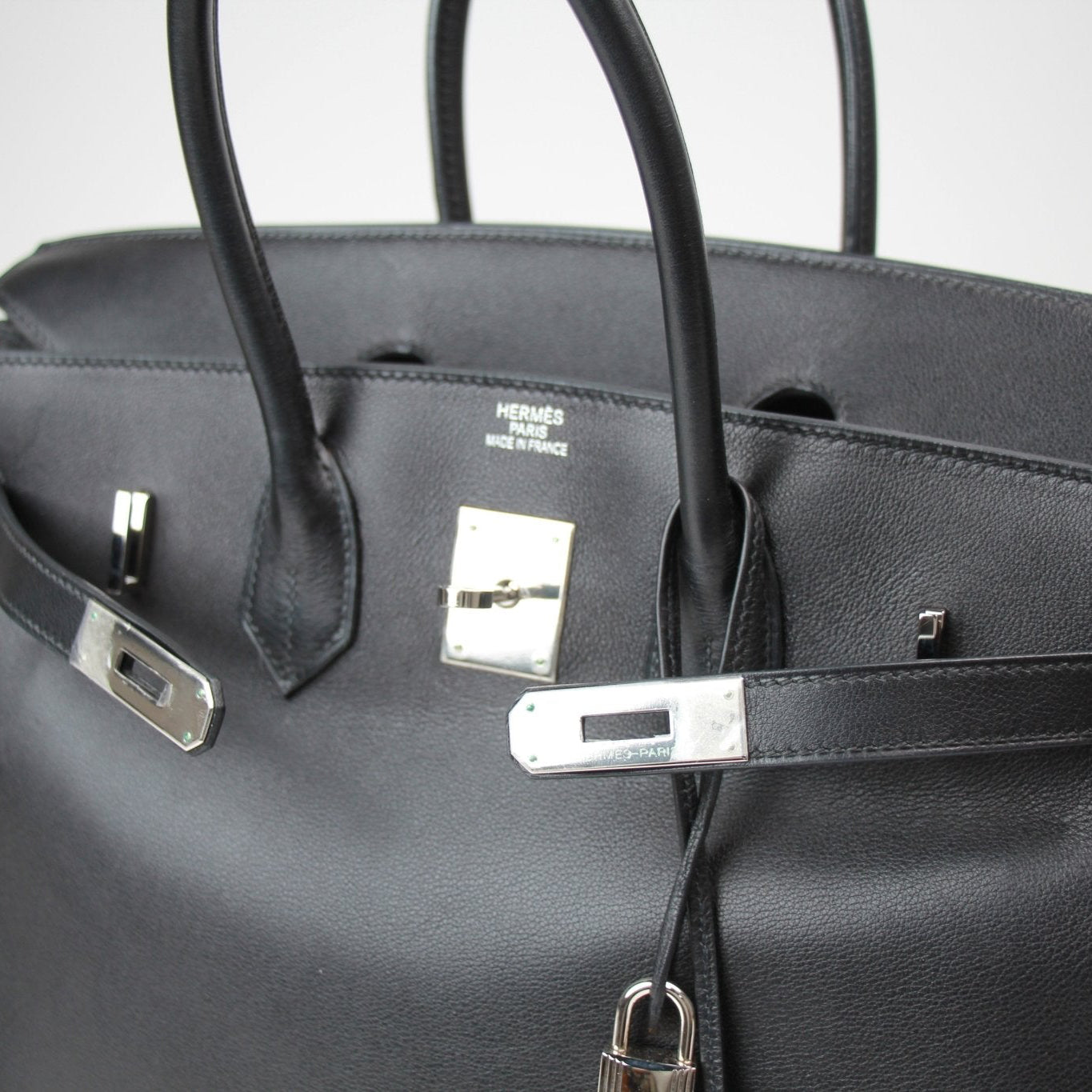 Hermès Birkin 35 handbag in classic design with leather finish, showcasing its elegant shape and gold hardware accents.