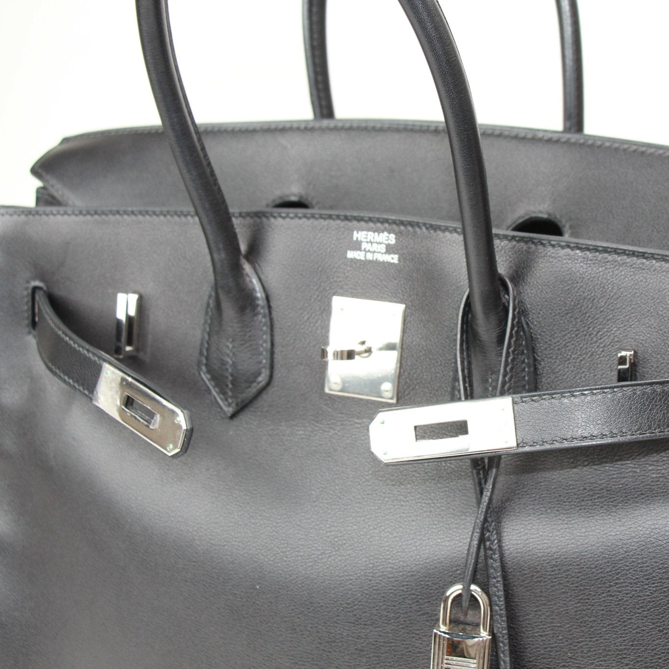 Hermès Birkin 35 handbag in classic design with elegant leather finish, featuring gold hardware accents.