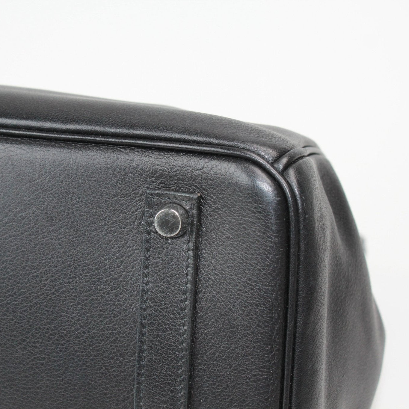 Hermès Birkin 35 handbag in elegant design, featuring premium leather and classic gold hardware.