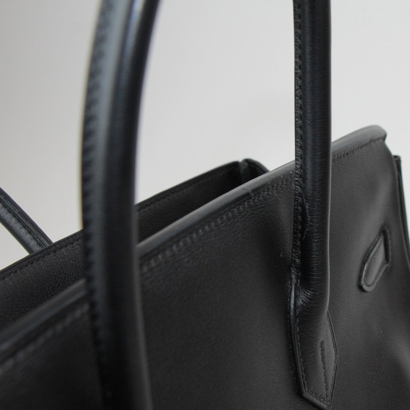 Hermès Birkin 35 handbag in luxurious leather, featuring gold hardware and classic design elements.