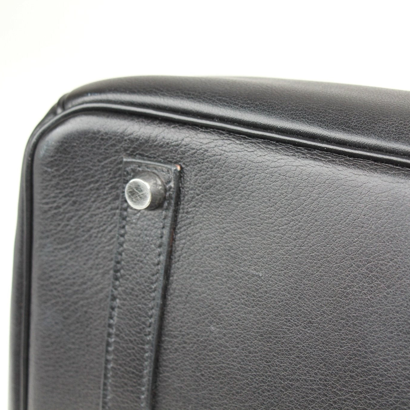 Hermès Birkin 35 handbag in classic design, featuring premium leather and iconic gold hardware.