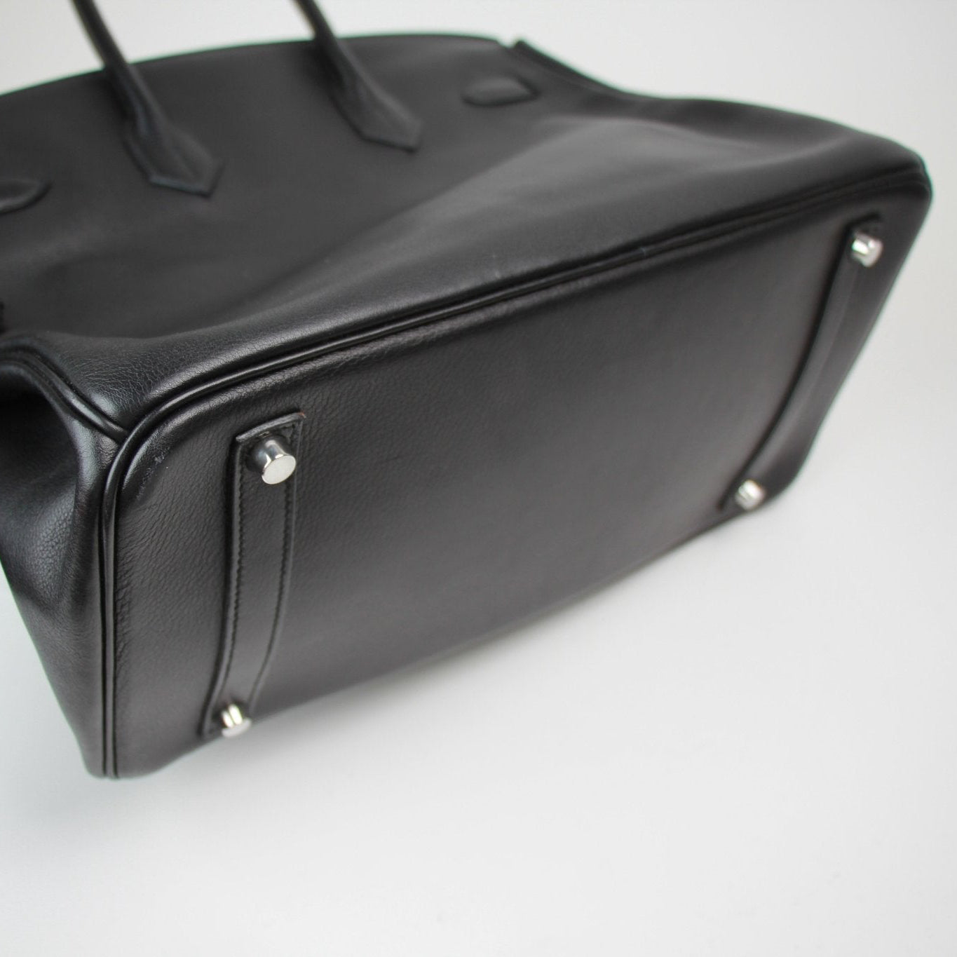 Hermès Birkin 35 handbag in classic design, featuring rich leather and elegant hardware from Gold &amp; Beyond.