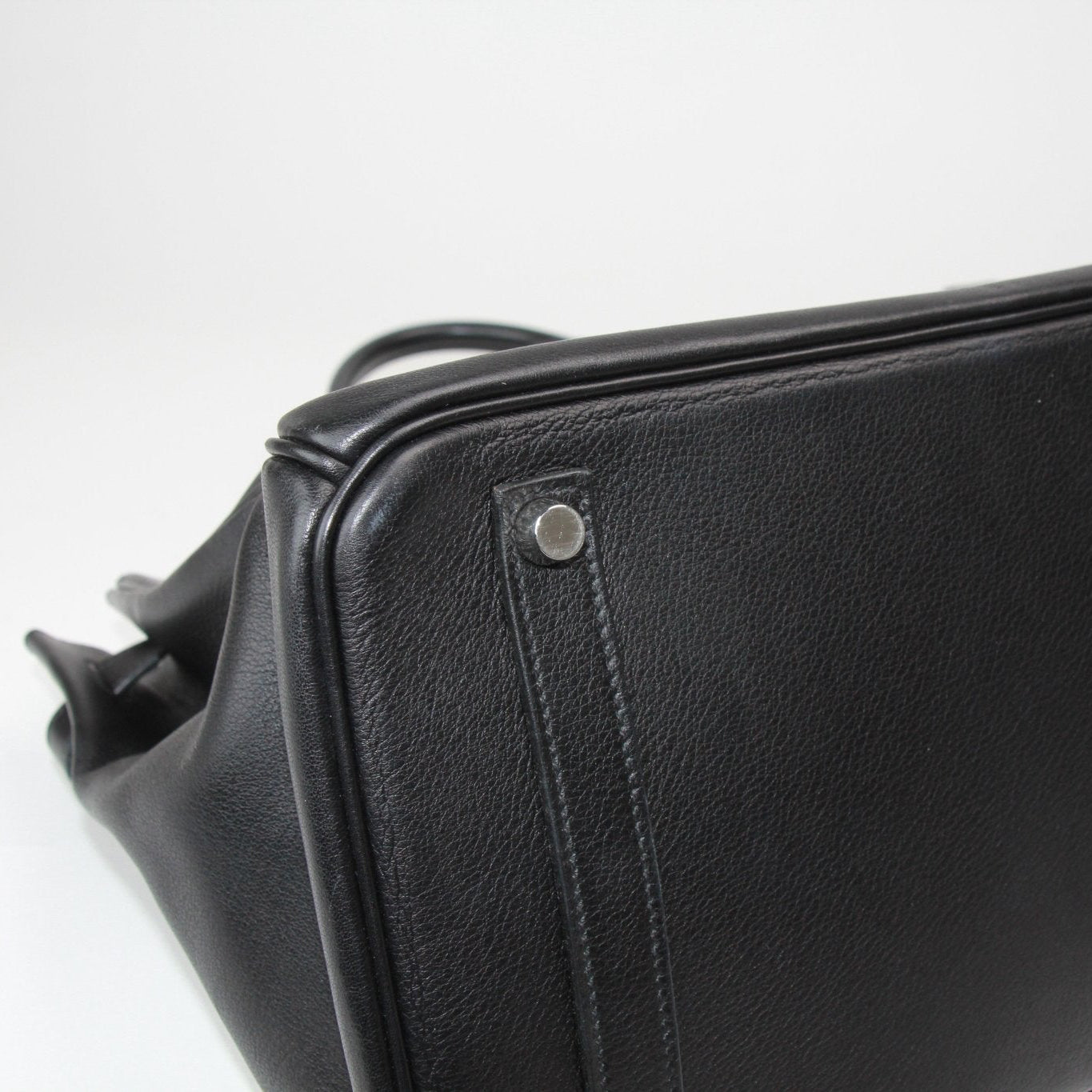 Hermès Birkin 35 handbag in classic leather, featuring gold hardware and a spacious interior, displayed elegantly.