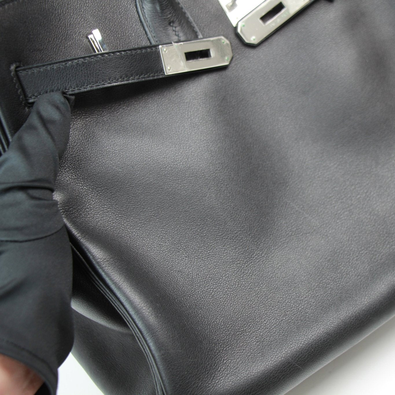 Gold &amp; Beyond Hermès Birkin 35 handbag in classic design with elegant leather and spacious interior.