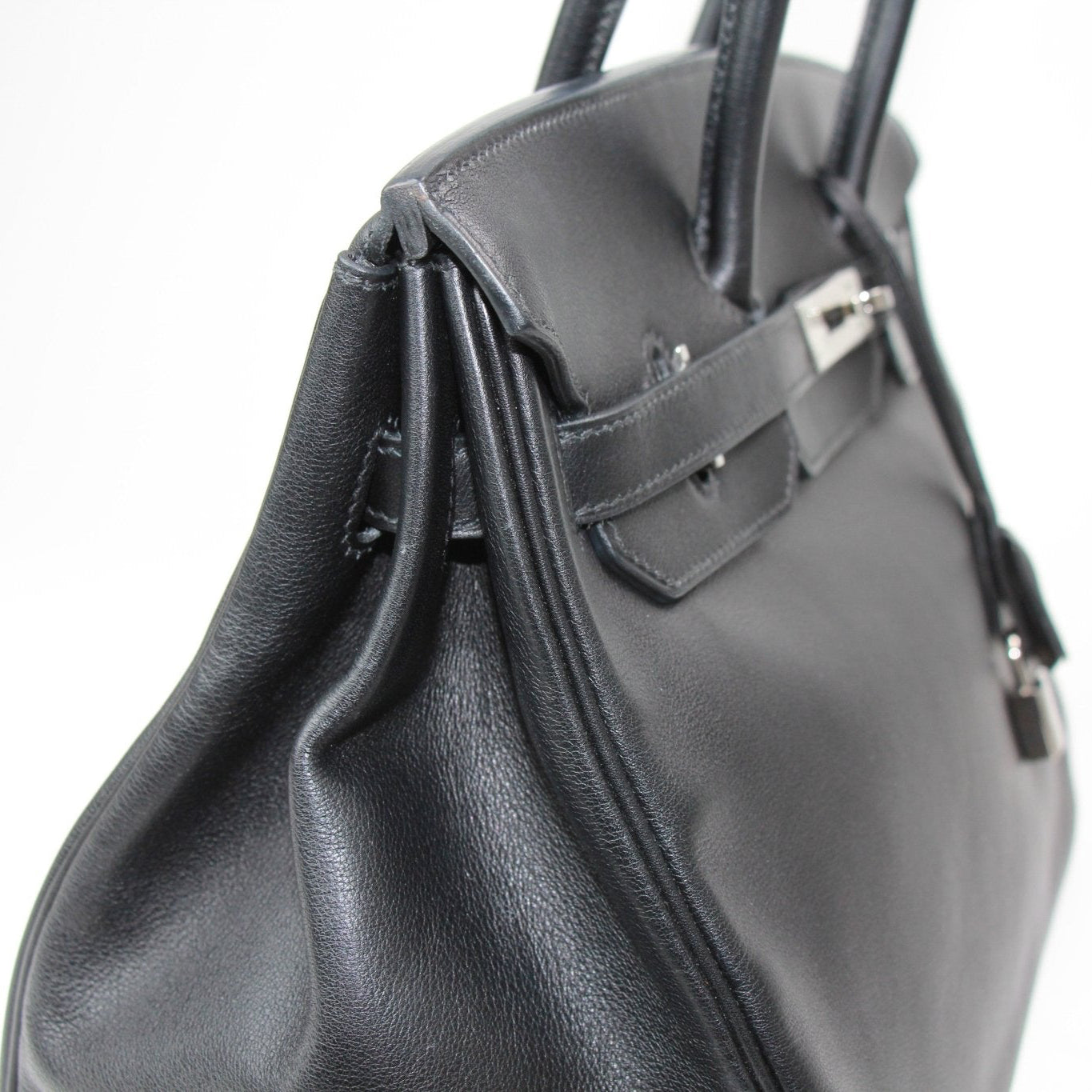 Hermès Birkin 35 handbag in elegant design, crafted by Gold & Beyond, showcasing fine leather and iconic hardware.