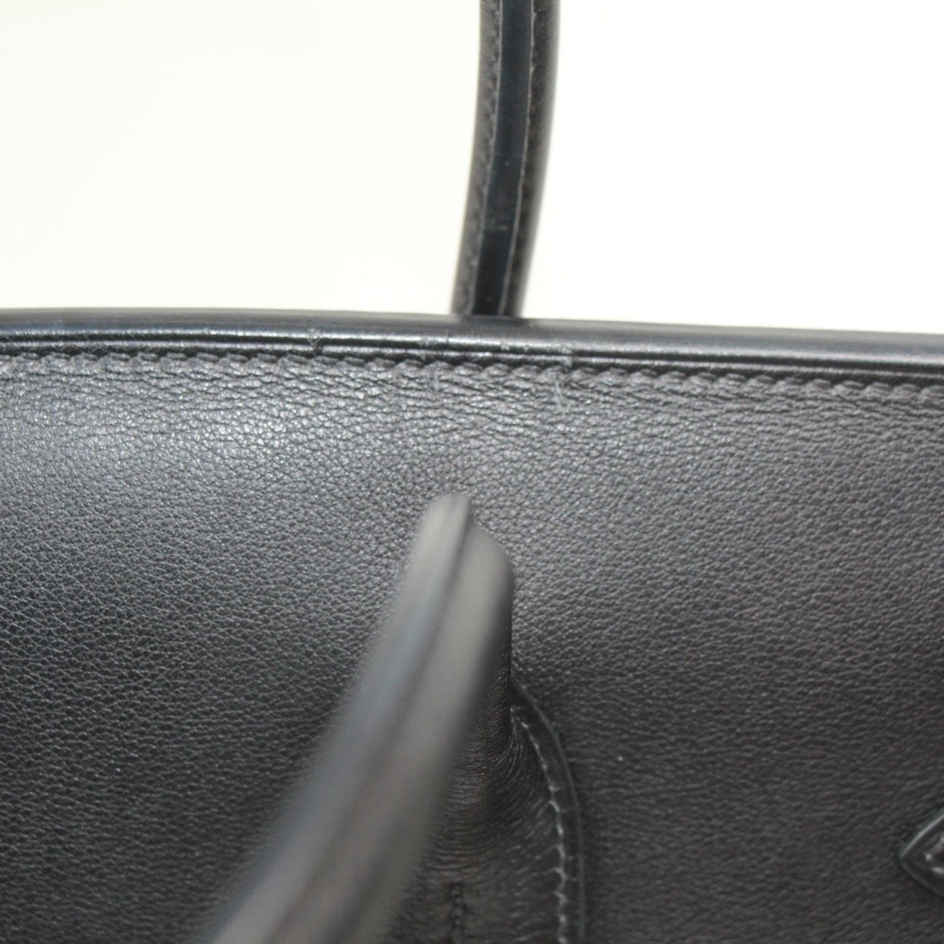 Hermès Birkin 35 handbag by Gold & Beyond, featuring luxurious leather and elegant design in a stylish setting.