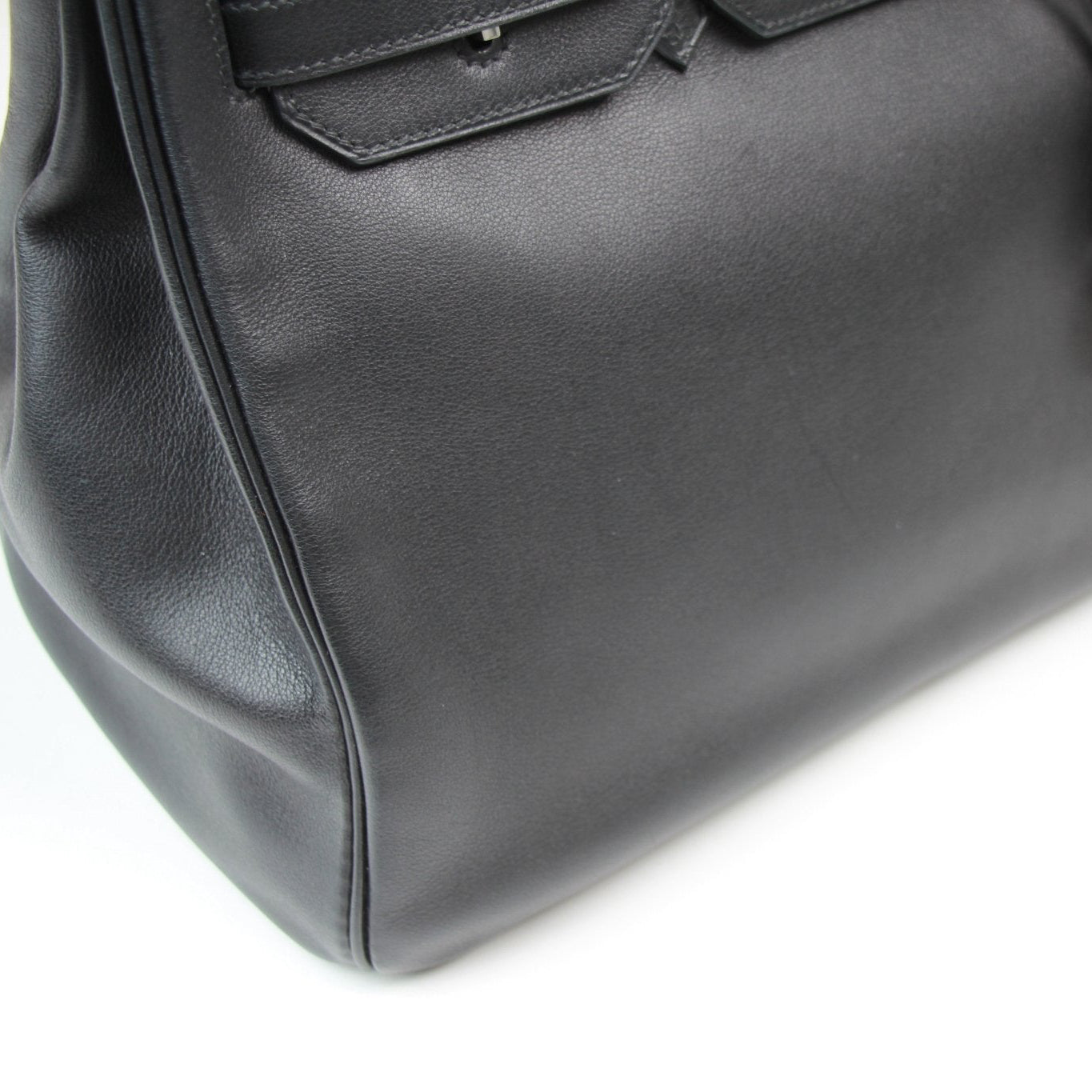 Hermès Birkin 35 handbag in elegant design, featuring high-quality leather and signature gold hardware.