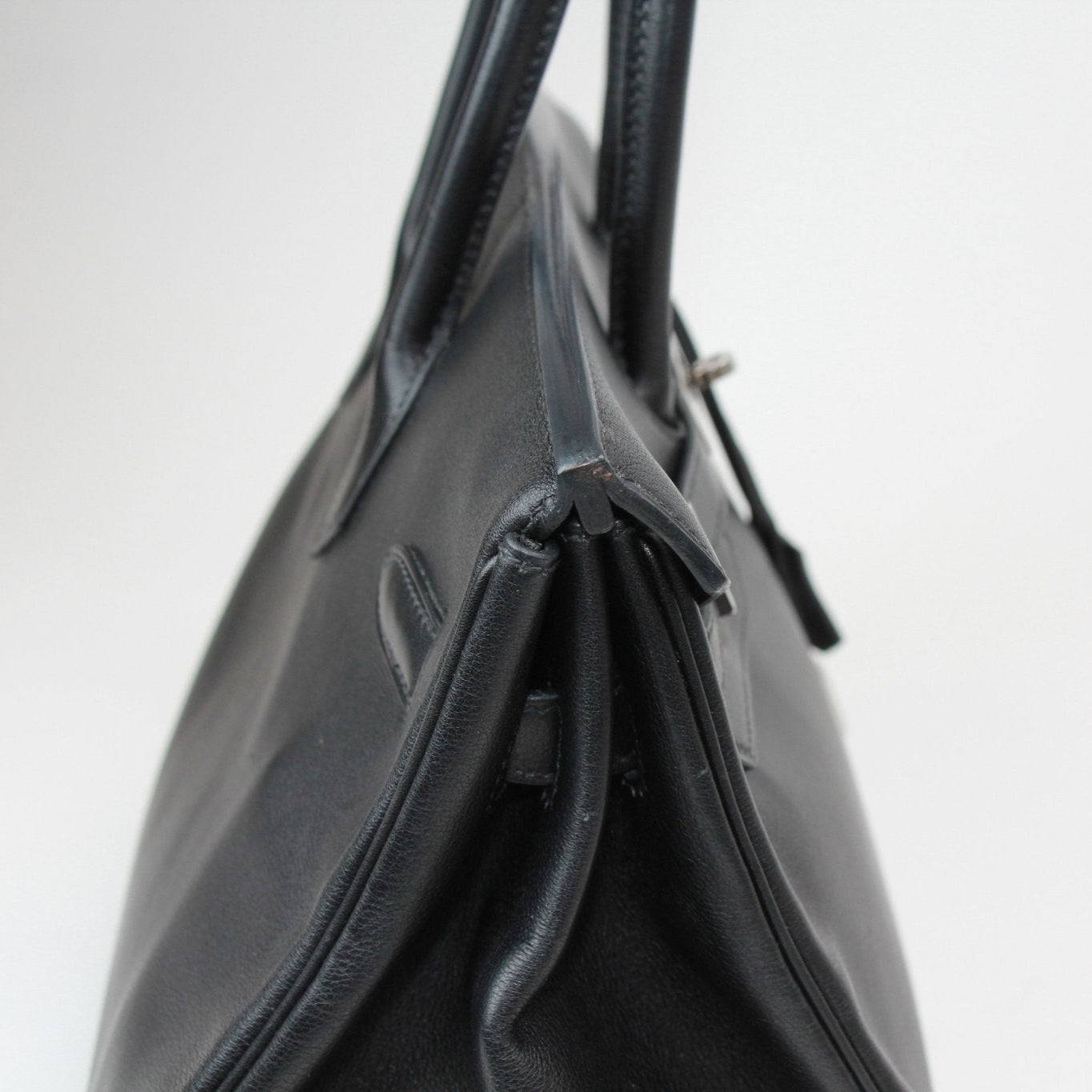 Hermès Birkin 35 handbag in classic style, featuring rich leather and elegant gold accents.