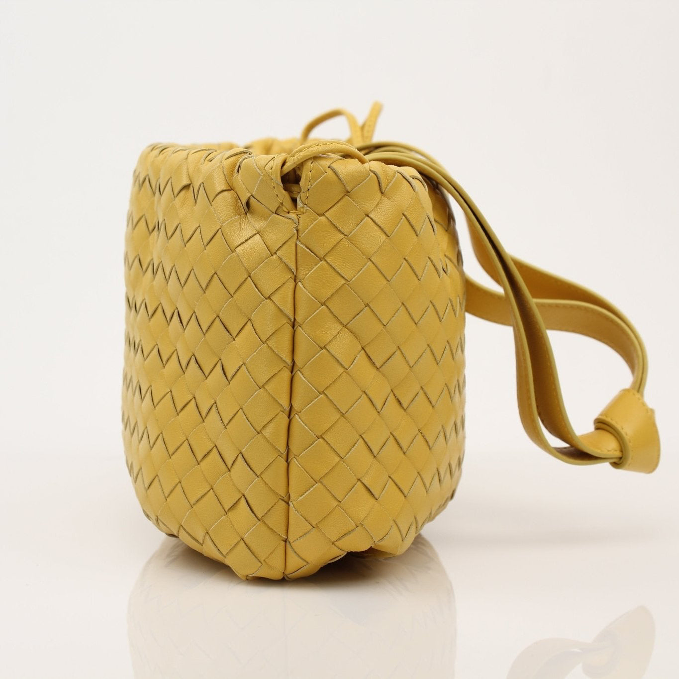 Gold & Beyond small Bottega Veneta Bulb shoulder handbag with leather strap and woven design, stylish and compact for everyday use.