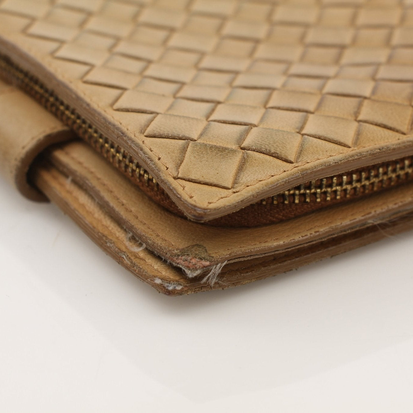 Gold & Beyond Bottega Veneta Vintage Intrecciato leather wallet with woven design, compact and stylish for everyday use.