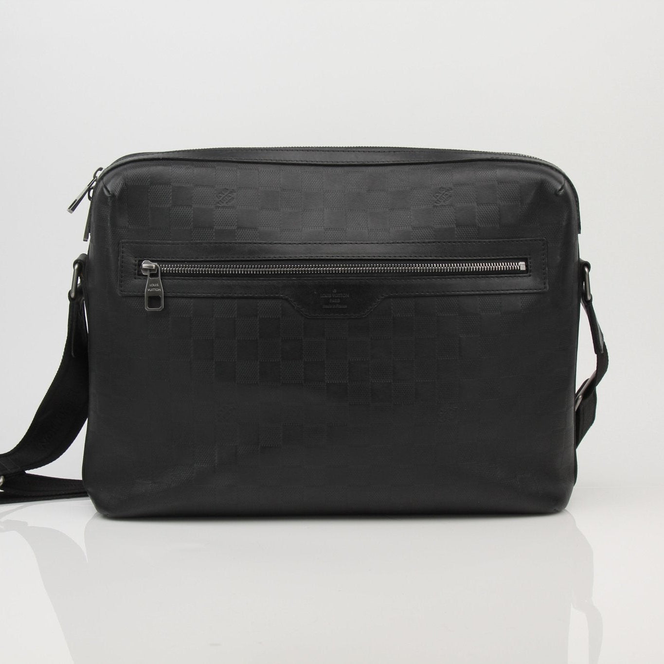 Louis Vuitton Messenger MM Calypso travel bag with leather trim and adjustable strap, showcasing elegant design and craftsmanship.