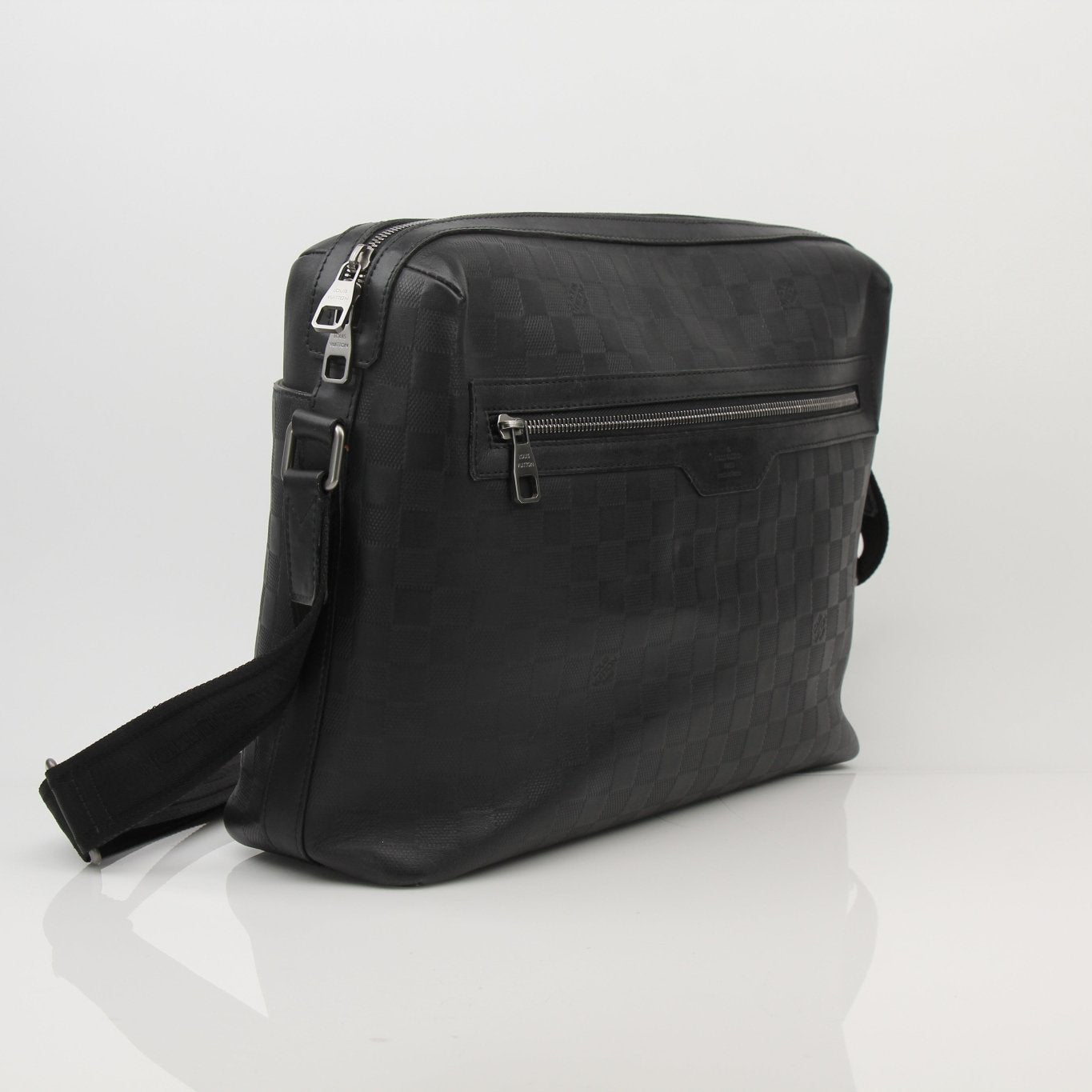 Louis Vuitton Messenger MM Calypso travel bag with leather accents and adjustable strap, showcasing elegant design and spacious interior.