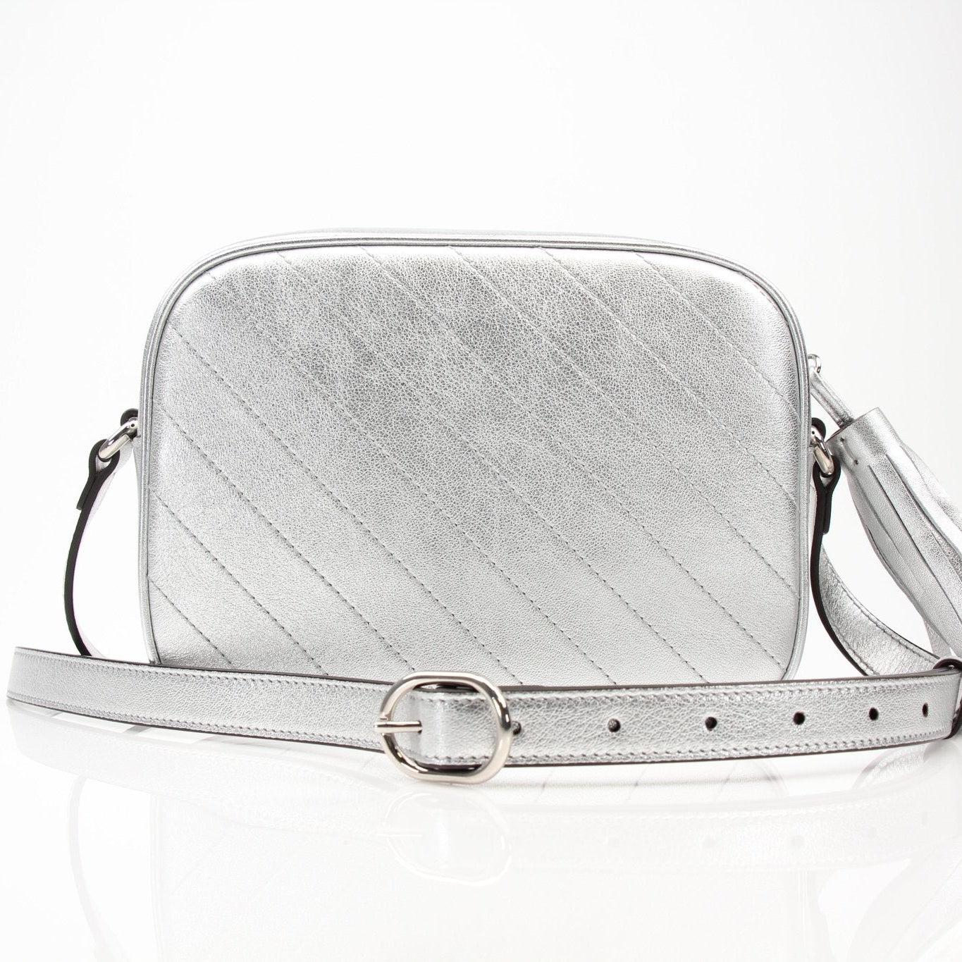Gold & Beyond Gucci Blondie shoulder handbag with gold-tone hardware and beige leather strap, stylish and versatile accessory.