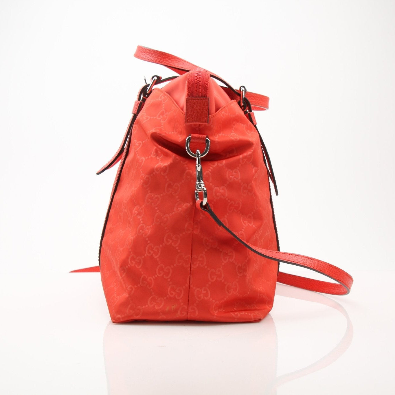 Gucci GG nylon tote bag, a stylish travel bag with signature logo and durable design, ideal for everyday use or travel.