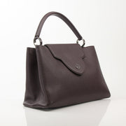 Louis Vuitton Capucines MM handbag with top handle, made of luxurious leather, featuring gold-tone hardware and elegant design.