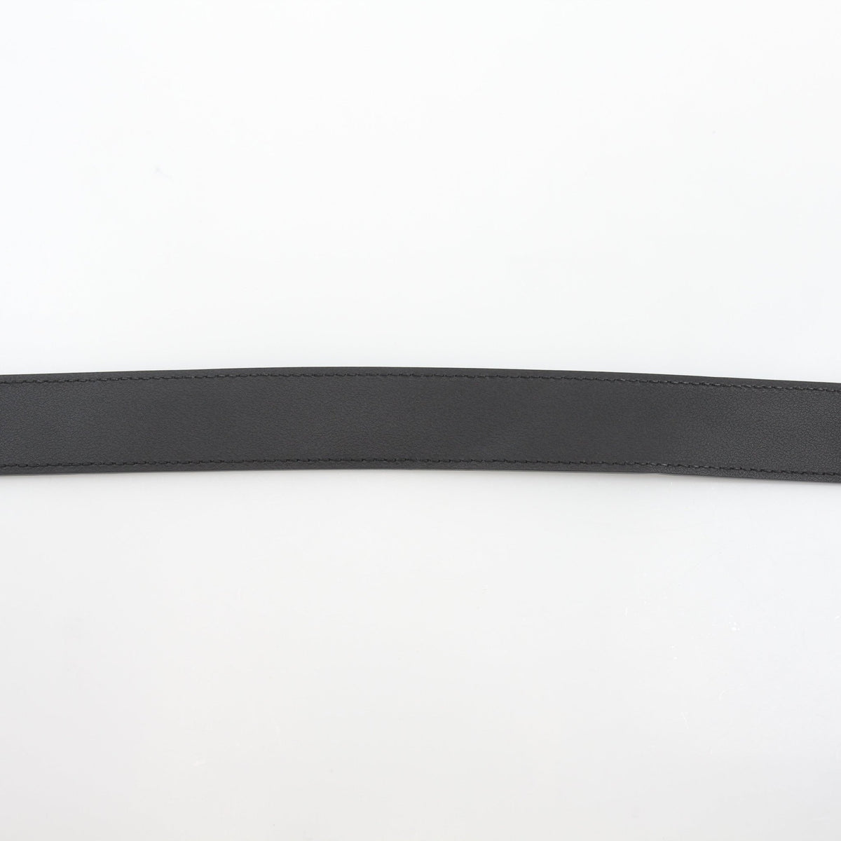 Black Gucci GG Marmont thin leather belt with gold-tone hardware, designed as a stylish accessories piece.