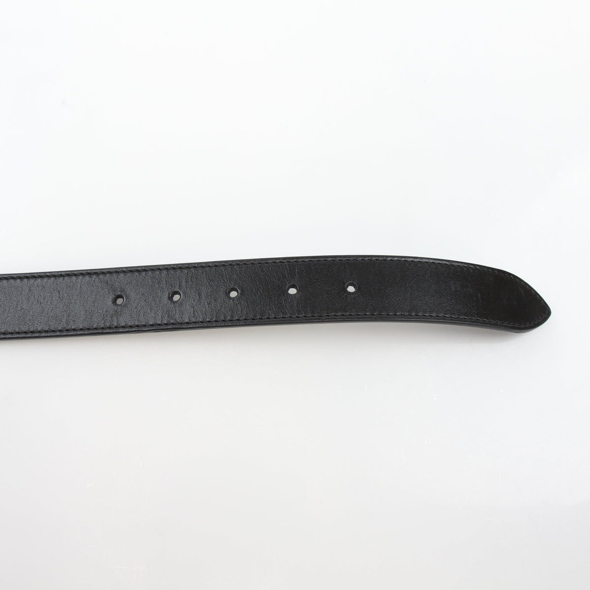 Black Gucci GG Marmont thin leather belt, stylish accessories with gold hardware detail, ideal for fashion-forward outfits.