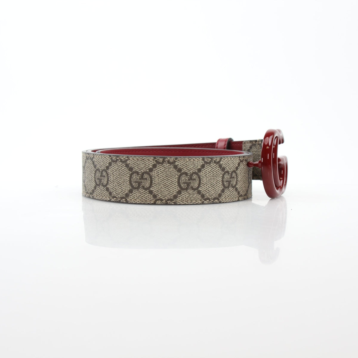 Gucci Double G belt in beige and ebony with cherry red accents, featuring the iconic logo on a stylish accessory.