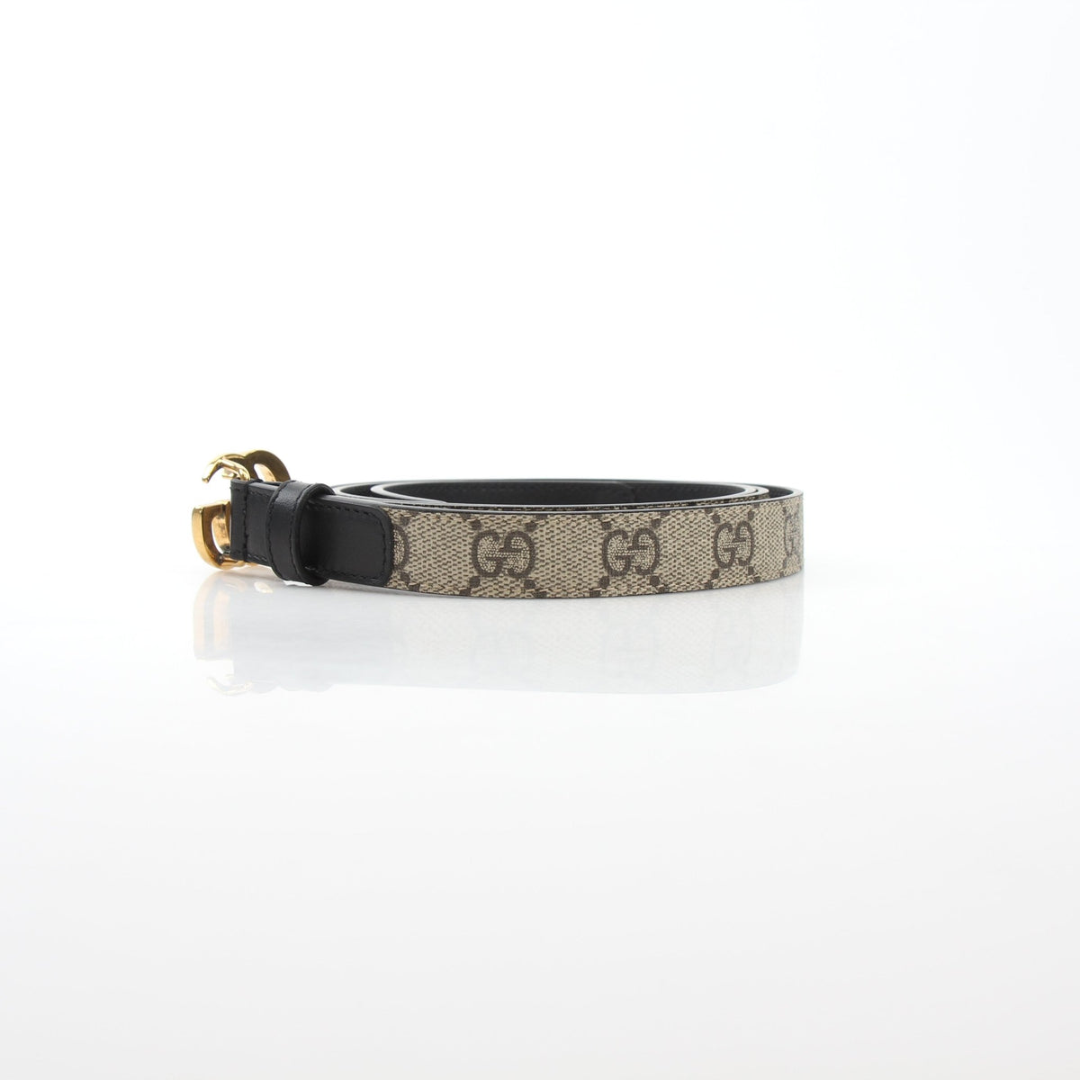 Reversible Gucci GG Supreme Marmont belt with beige and ebony black leather, showcasing the iconic design and high-quality craftsmanship.